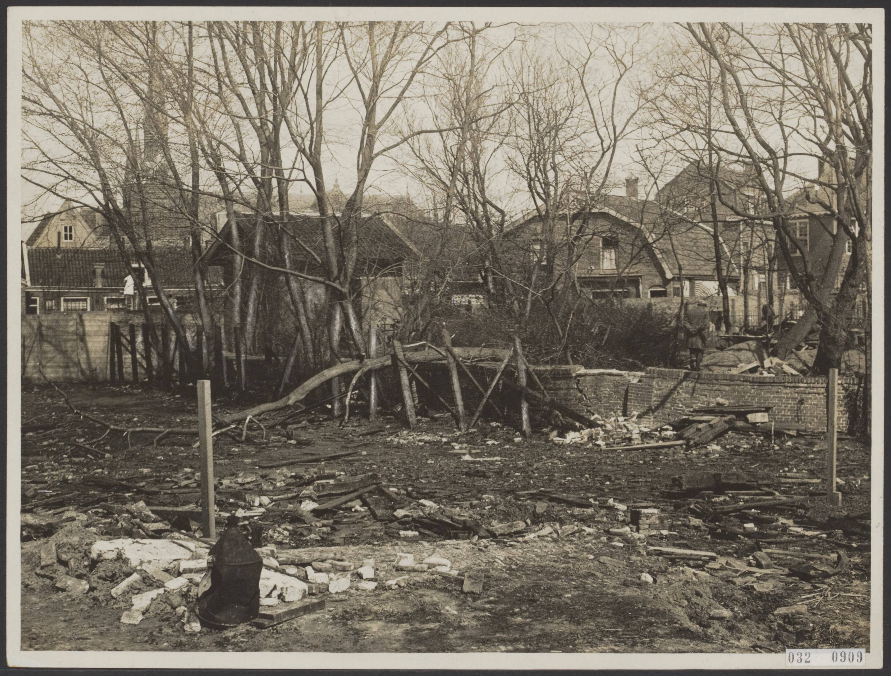 Fotocollectie Elsevier Binnenland — Te Zaandam zijn grondvesten gevonden van een oud klooster dat vermoedelijk dateert uit 1200 à 1300. Overzicht van het opgravingsterrein — Foto: N.V. Polygoon. Licentie: Set B: Rechtenvrij / Publiek Domein. Bron: Nationaal Archief. http://hdl.handle.net/10648/ade4f3f8-d0b4-102d-bcf8-003048976d84