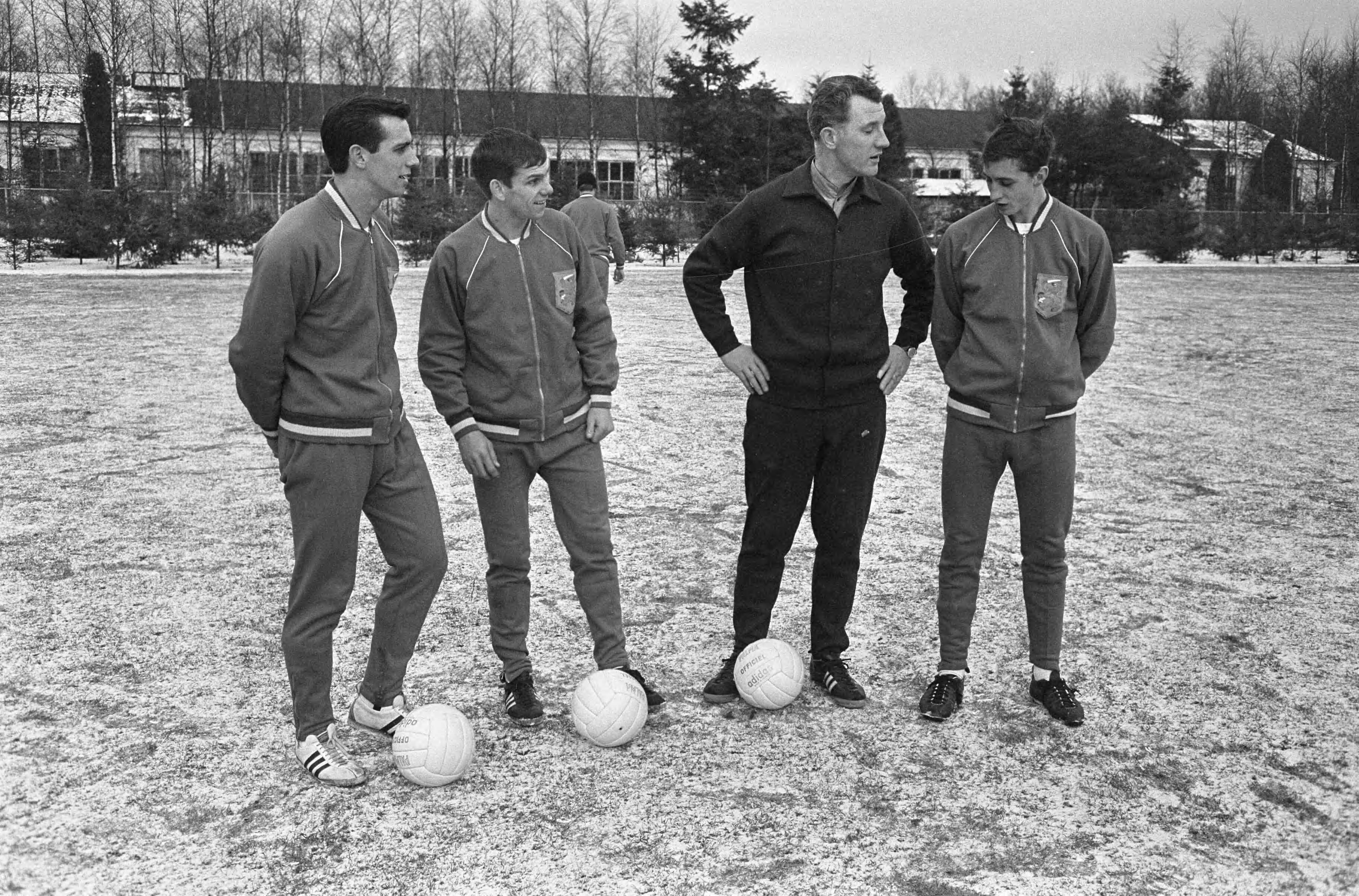 Fotocollectie Anefo — Training Nederlands Elftal. Bondscoach Kessler met de drie nieuwelingen. Vlnr. Willy van der Kuylen, Willy Dullens, Georg Kessler en Johan Cruijff — Foto: Koch, Eric / Anefo. Licentie: Set B: Rechtenvrij / Publiek Domein. Bron: Nationaal Archief. http://hdl.handle.net/10648/aad67bfa-d0b4-102d-bcf8-003048976d84
