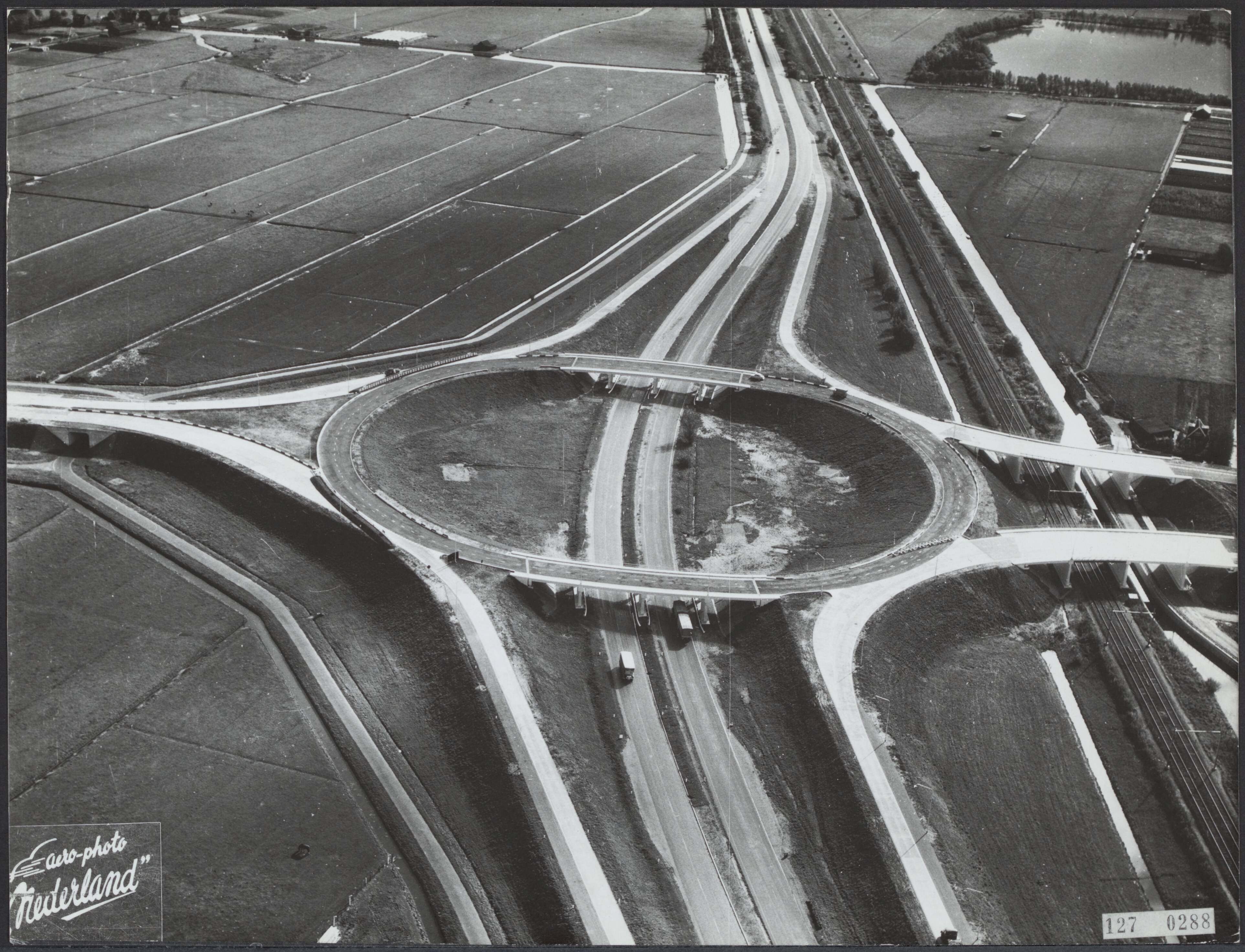 Fotocollectie Rijksvoorlichtingsdienst Eigen — Luchtopname. Verkeersplein Leidschendam — Foto: Rijksvoorlichtingsdienst (RVD). Licentie: Set B: Rechtenvrij / Publiek Domein. Bron: Nationaal Archief. http://hdl.handle.net/10648/af3e23aa-d0b4-102d-bcf8-003048976d84