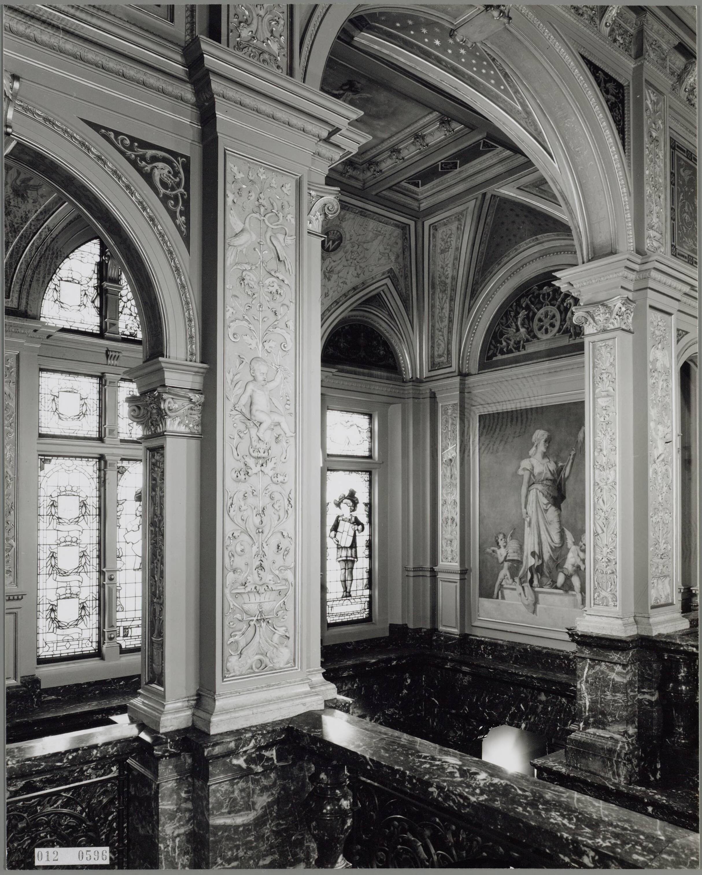 Station Hollands Spoor te Den Haag, koninklijke wachtkamer — Station Hollands Spoor te Den Haag, koninklijke wachtkamer. Trappenhuis — Foto: Publicam / Hartemink, Piet. Licentie: Set B: Rechtenvrij / Publiek Domein. Bron: Nationaal Archief. http://hdl.handle.net/10648/afaa19e8-d0b4-102d-bcf8-003048976d84