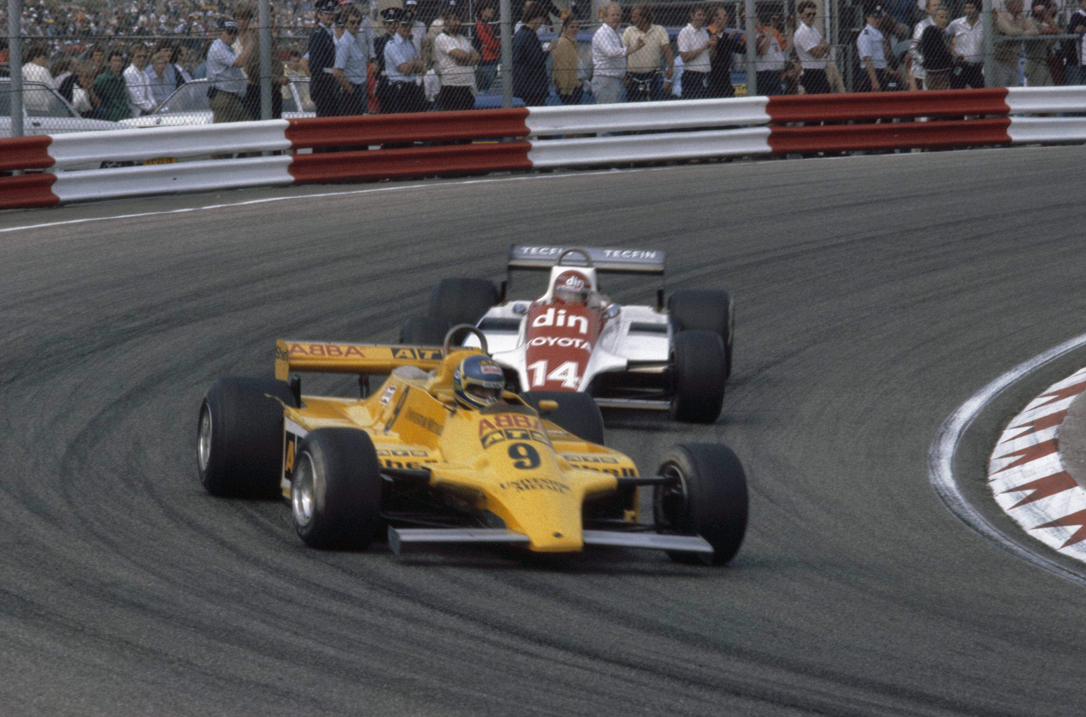 Fotocollectie Anefo — Grand Prix van NL op circuit van Zandvoort; nr. 10 , 11: officials en politie langs de kant, nr. 12 Slim Borgudd (S), voor Eliseo Salazar — Foto: Dijk, Hans van / Anefo. Licentie: Set B: Rechtenvrij / Publiek Domein. Bron: Nationaal Archief. http://hdl.handle.net/10648/ad8aa74a-d0b4-102d-bcf8-003048976d84
