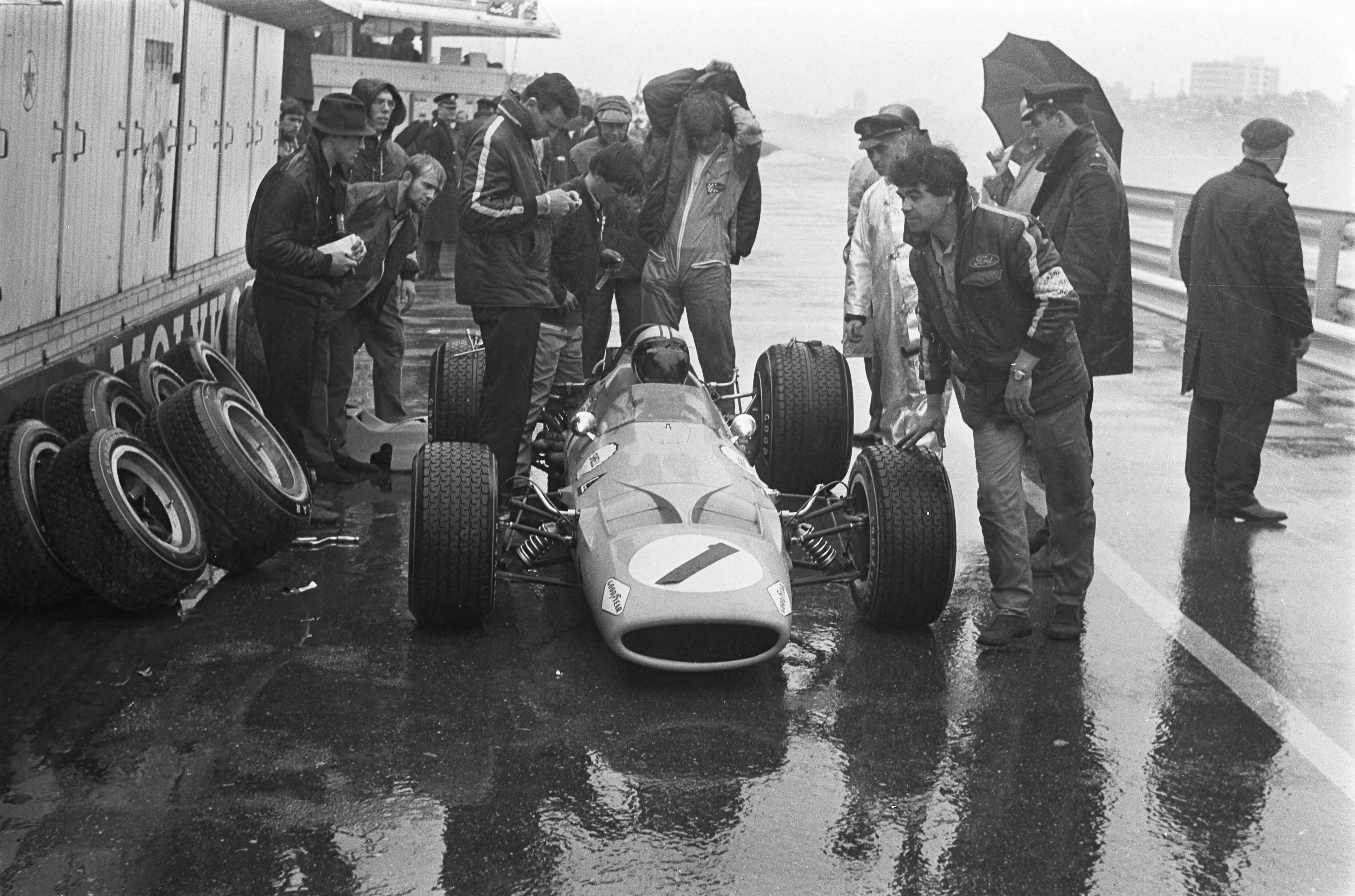 Fotocollectie Anefo — Grand Prix 68 Zandvoort . Denny Hulme tijdens een van de pits-stoppen — Foto: Evers, Joost / Anefo. Licentie: Set B: Rechtenvrij / Publiek Domein. Bron: Nationaal Archief. http://hdl.handle.net/10648/ab44f238-d0b4-102d-bcf8-003048976d84