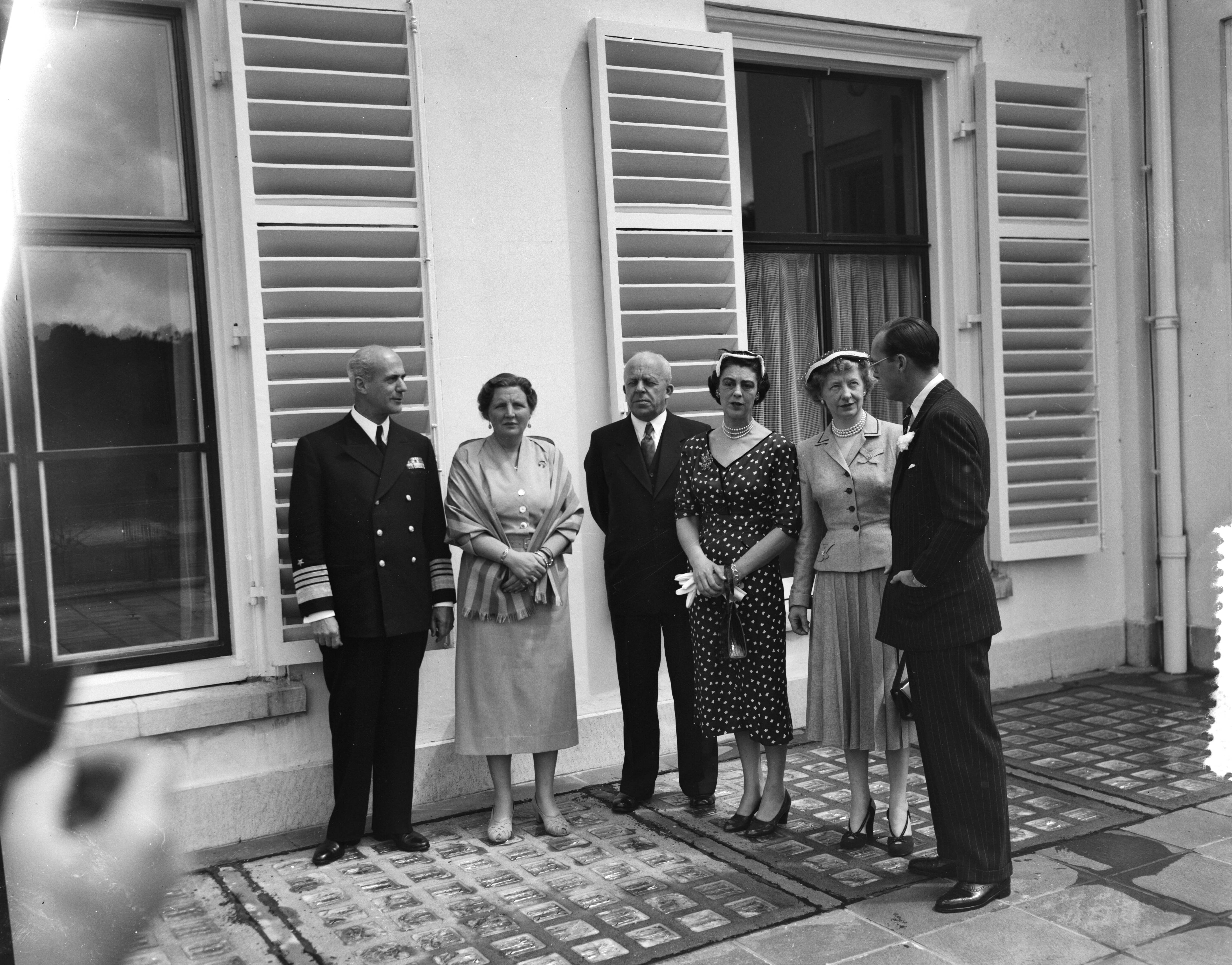 Fotocollectie Anefo — Bezoek van de Amerikaanse admiraal Jerauld Wright aan koningin Juliana en prins Bernhard op paleis Soestdijk V.l.n.r. admiraal Wright, koningin Juliana, minister Staf van Oorlog, mevrouw Wright, mevrouw Staf en prins Bernhard — Foto: Noske, J.D. / Anefo. Licentie: Set B: Rechtenvrij / Publiek Domein. Bron: Nationaal Archief. http://hdl.handle.net/10648/a9251410-d0b4-102d-bcf8-003048976d84