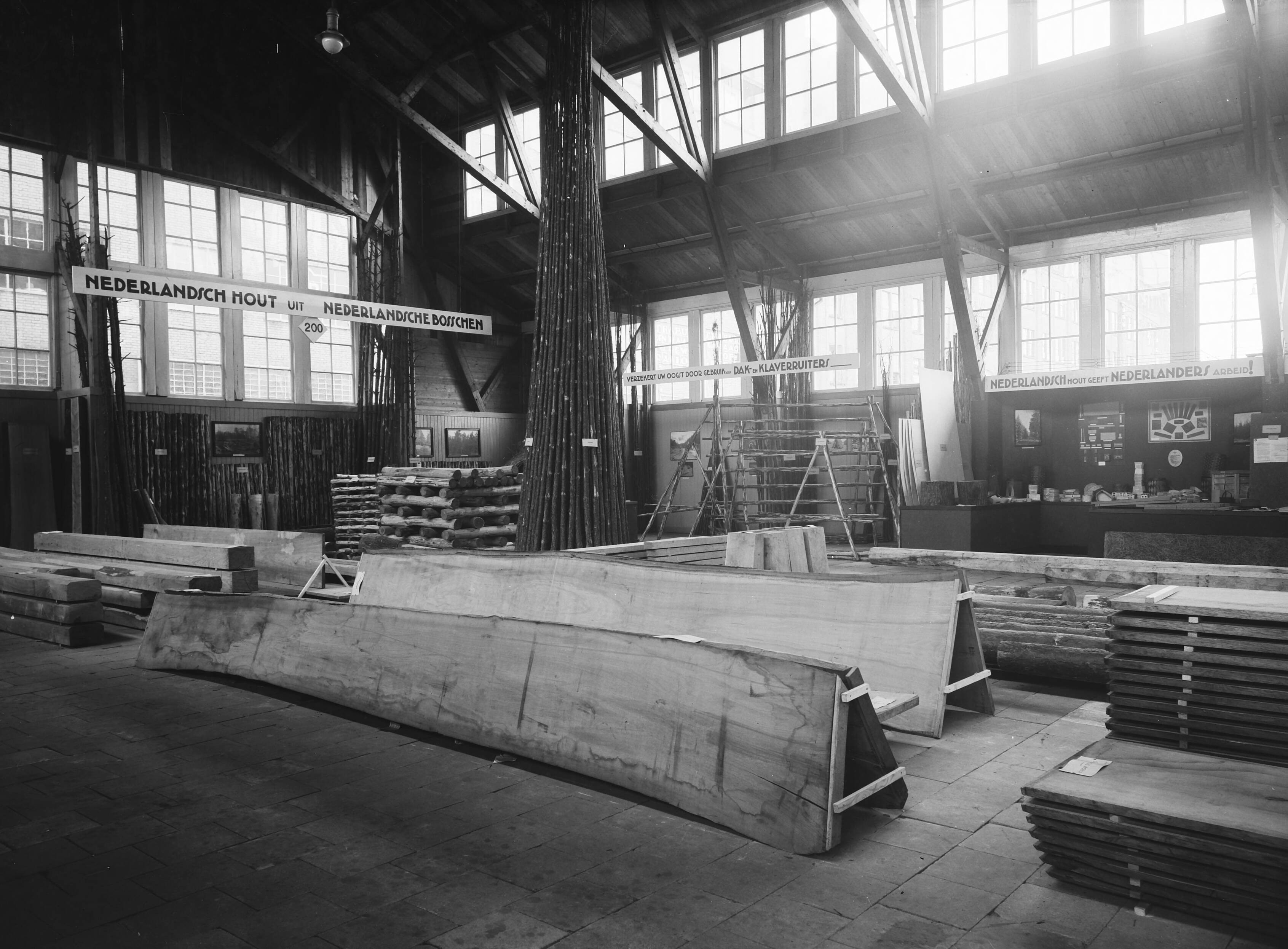 Fotocollectie Nederlandse Heidemaatschappij — houtinzendingen |gebouwen|Utrecht|Jaarbeurs — Foto: Fotograaf Onbekend / Heidemij. Licentie: Set B: Rechtenvrij / Publiek Domein. Bron: Nationaal Archief. http://hdl.handle.net/10648/ae4324be-d0b4-102d-bcf8-003048976d84
