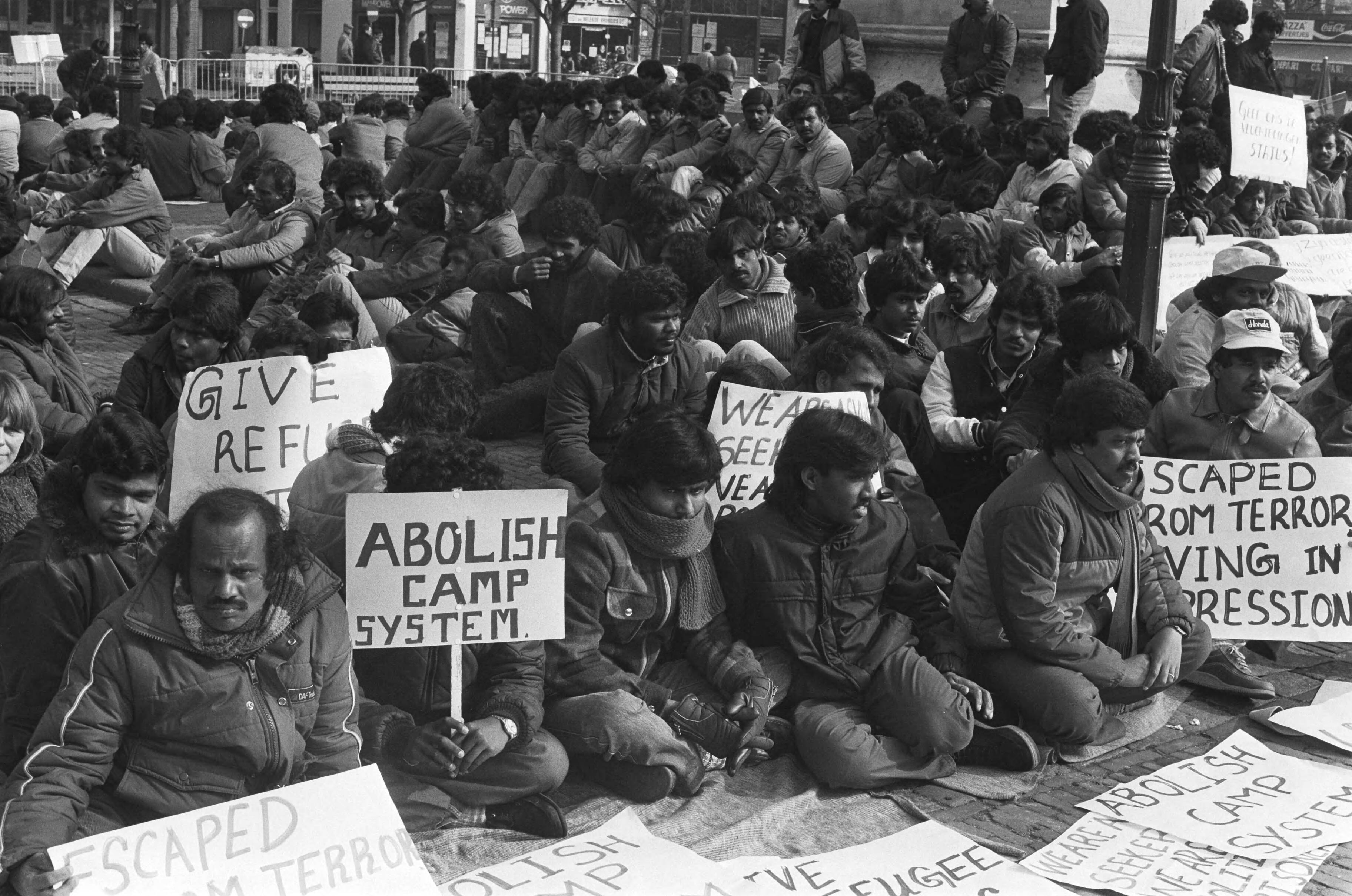 Demonstratie Tamils op het Plein in Den Haag — betogingen|spandoeken|Tamils|Den Haag|Zuid-Holland|Tamils — Foto: Bogaerts, Rob / Anefo. Licentie: Set B: Rechtenvrij / Publiek Domein. Bron: Nationaal Archief. http://hdl.handle.net/10648/ad50ca84-d0b4-102d-bcf8-003048976d84