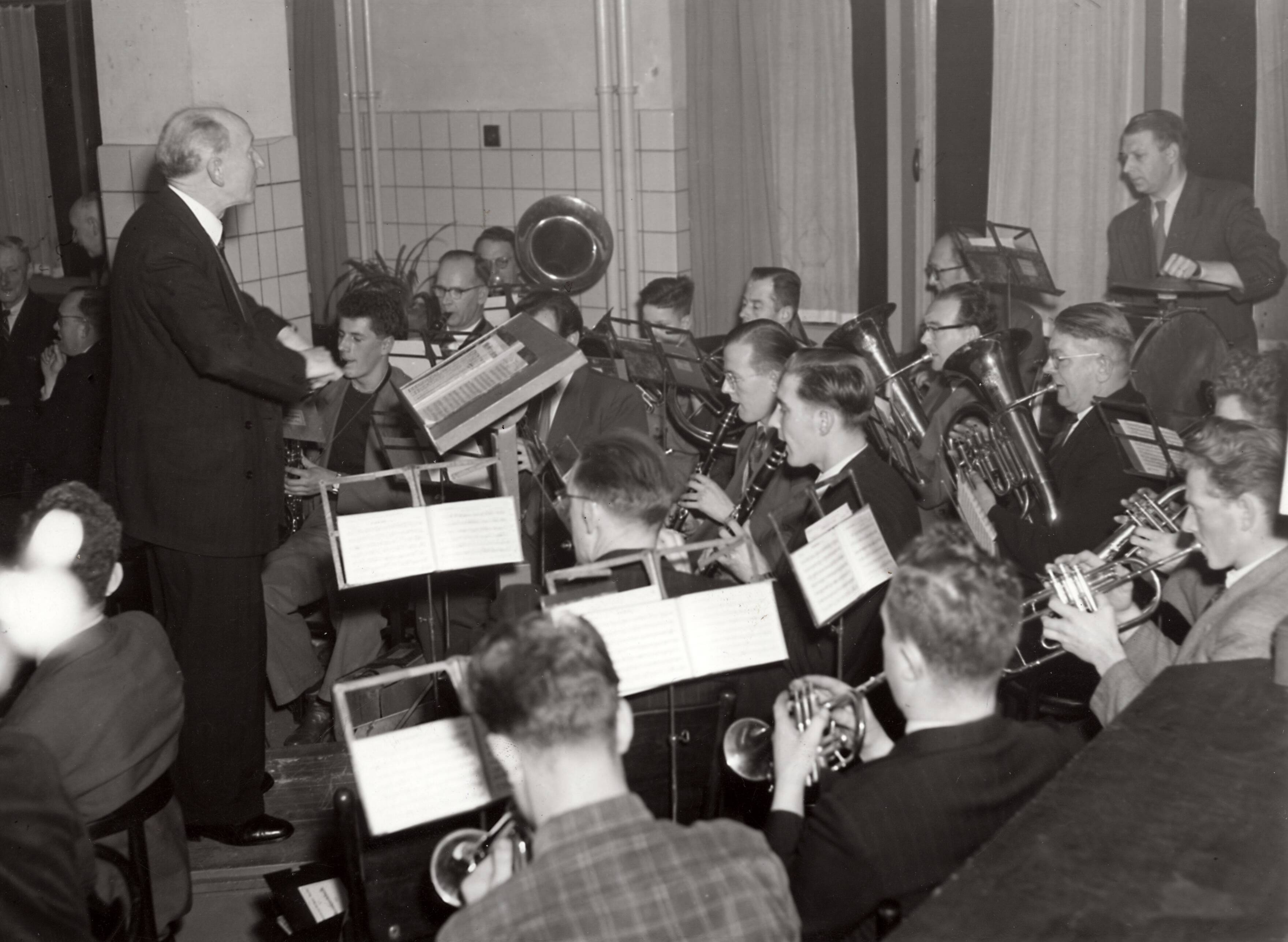 Collectie nader te bepalen — [Harmonie "Amphion" van Drukkerij N.V. Spaarnestad] — Foto: Fotograaf Onbekend / Fotobureau onbekend / Spaarnestad Photo (05887). Licentie: Set B: Rechtenvrij / Publiek Domein. Bron: Nationaal Archief. http://hdl.handle.net/10648/35429da6-3c4c-a382-e063-6df0900a6686