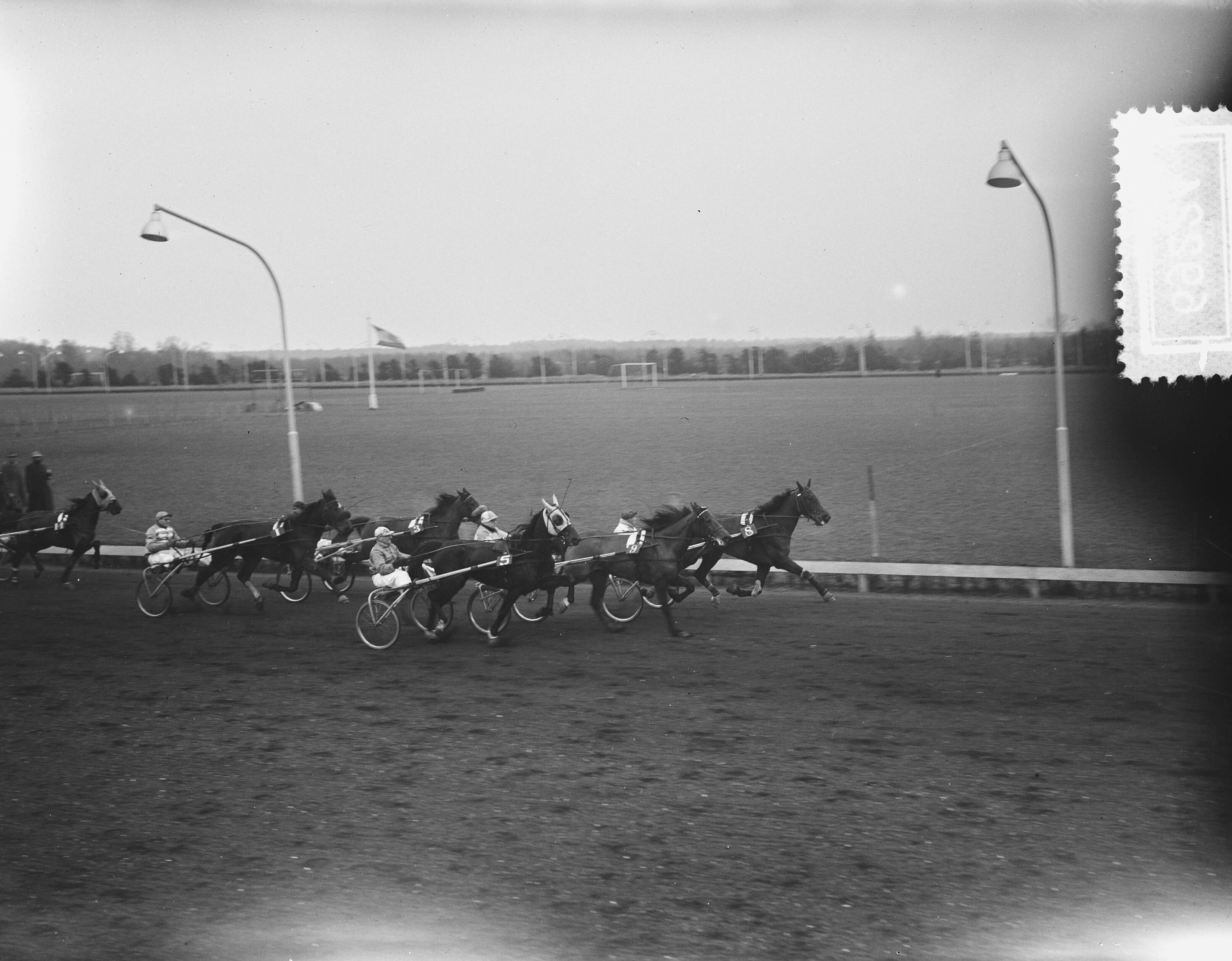 Fotocollectie Anefo — Draverijen te Hilversum, Pikeur Geersen won 4 koersen — Foto: Bilsen, Joop van / Anefo. Licentie: Set B: Rechtenvrij / Publiek Domein. Bron: Nationaal Archief. http://hdl.handle.net/10648/a92f1582-d0b4-102d-bcf8-003048976d84
