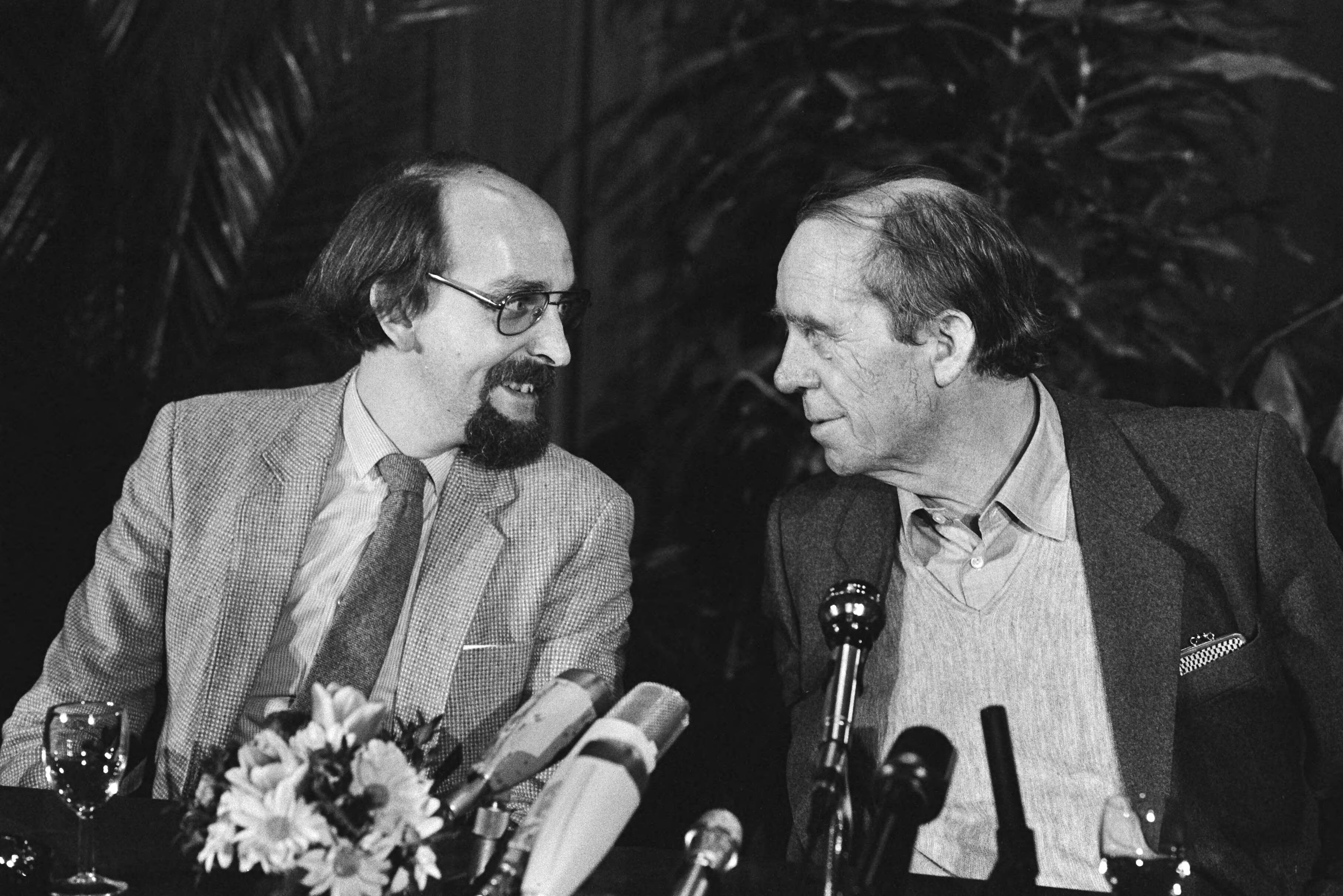 Duitse schrijver Heinrich Böll geeft een persconferentie in Heerlen — Jan Bogaerts van uitgeverij Manteau met Bóll (r) — Foto: Antonisse, Marcel / Anefo. Licentie: Set B: Rechtenvrij / Publiek Domein. Bron: Nationaal Archief. http://hdl.handle.net/10648/ad2790f6-d0b4-102d-bcf8-003048976d84
