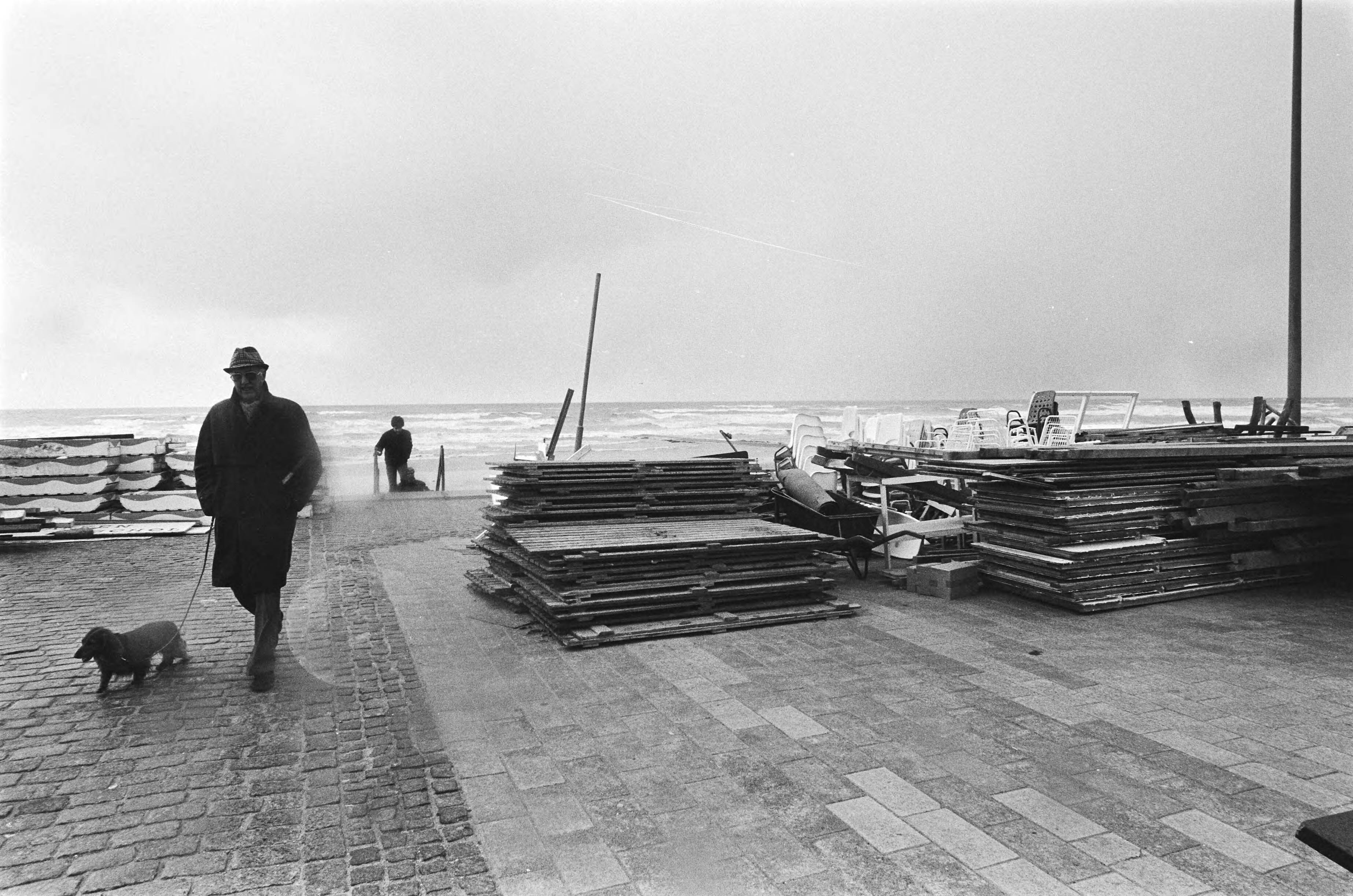 Fotocollectie Anefo — Strandtenten opgeslagen op boulevard van Scheveningen in verband met het slechte weer. Opgeslagen strandtentje (op boulevard in duinen) — Foto: Dijk, Hans van / Anefo. Licentie: Set B: Rechtenvrij / Publiek Domein. Bron: Nationaal Archief. http://hdl.handle.net/10648/ad150102-d0b4-102d-bcf8-003048976d84