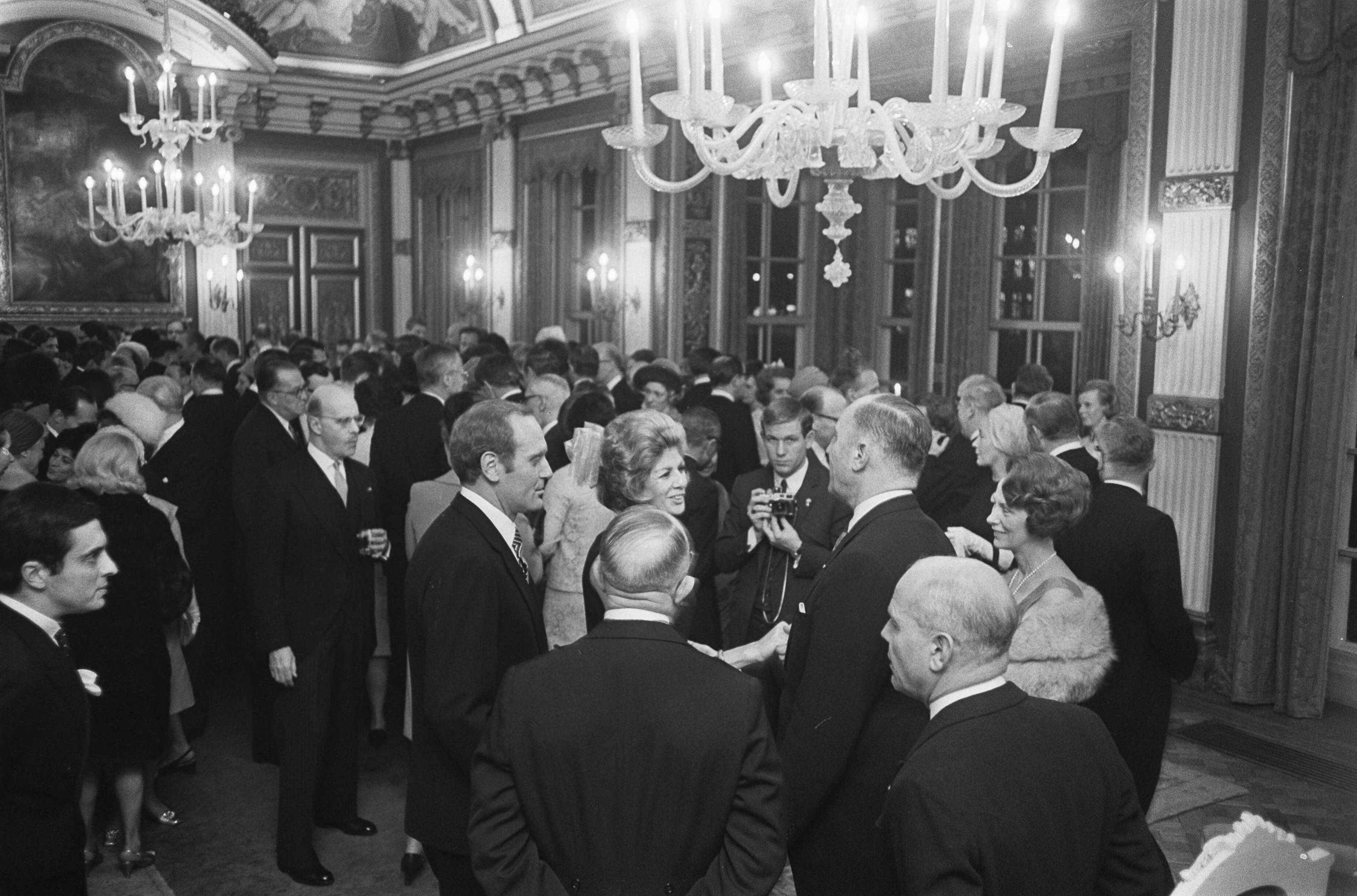 Fotocollectie Anefo — Nieuwjaarsreceptie minister Luns in Treveszaal Den Haag overzicht — Foto: Koch, Eric / Anefo. Licentie: Set B: Rechtenvrij / Publiek Domein. Bron: Nationaal Archief. http://hdl.handle.net/10648/ab59df36-d0b4-102d-bcf8-003048976d84