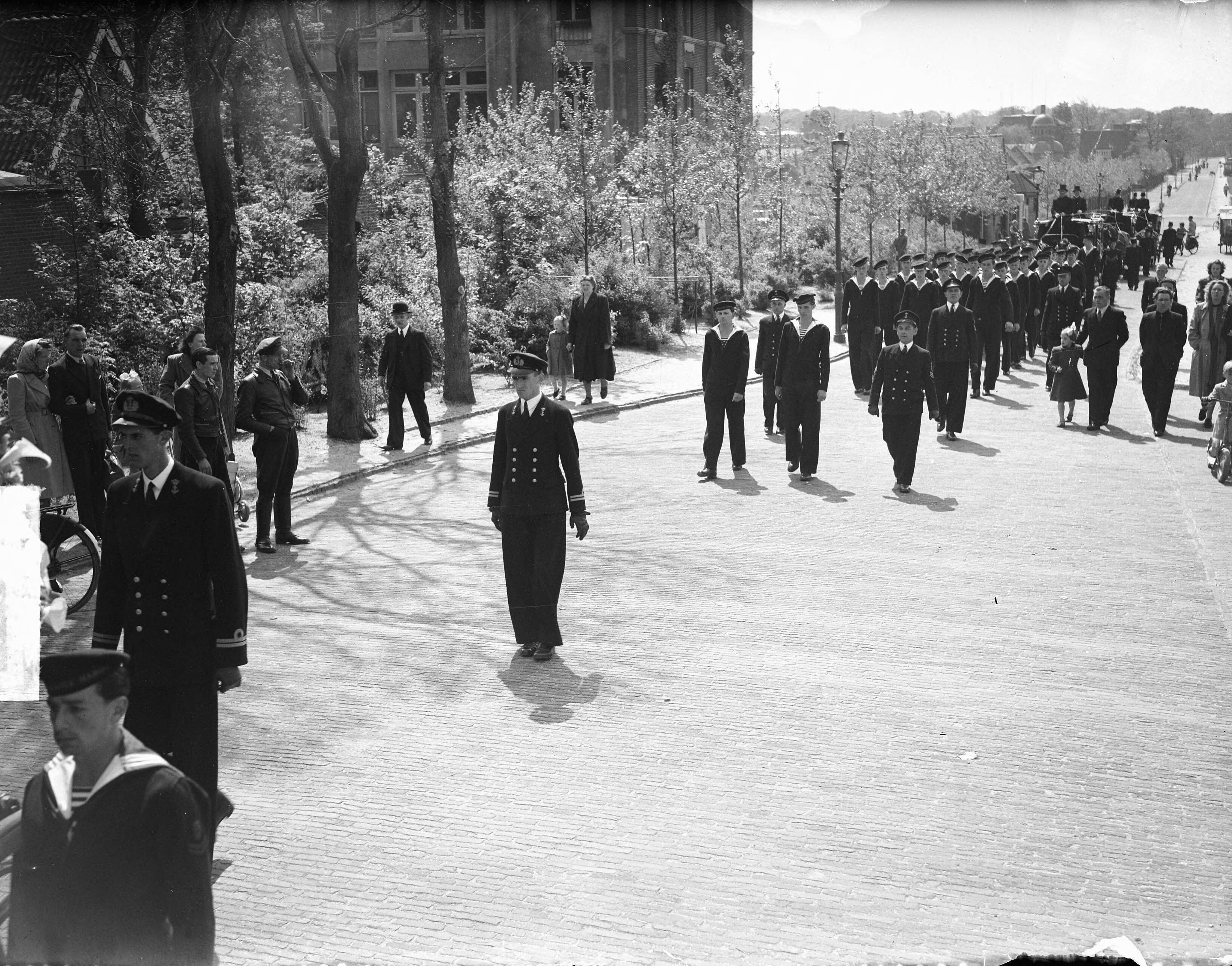Fotocollectie Anefo — Begrafenis matroos O. V. W. Spaans te Den Haag — Foto: Oorschot, […] van / Anefo. Licentie: Set B: Rechtenvrij / Publiek Domein. Bron: Nationaal Archief. http://hdl.handle.net/10648/a8c7a6e0-d0b4-102d-bcf8-003048976d84