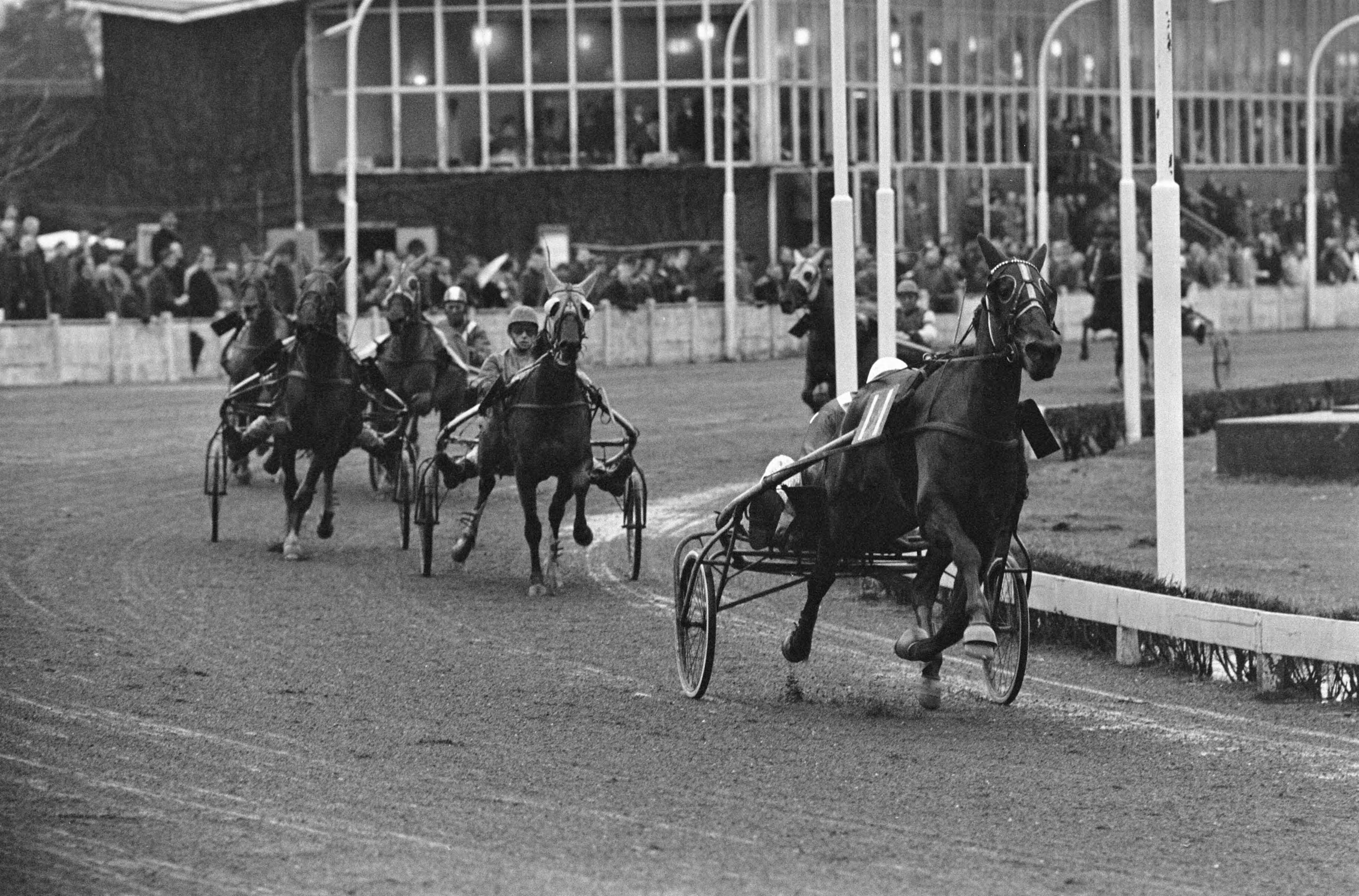 Fotocollectie Anefo — Koersen op Hilversum — Foto: Koch, Eric / Anefo. Licentie: Set B: Rechtenvrij / Publiek Domein. Bron: Nationaal Archief. http://hdl.handle.net/10648/aad4bad6-d0b4-102d-bcf8-003048976d84