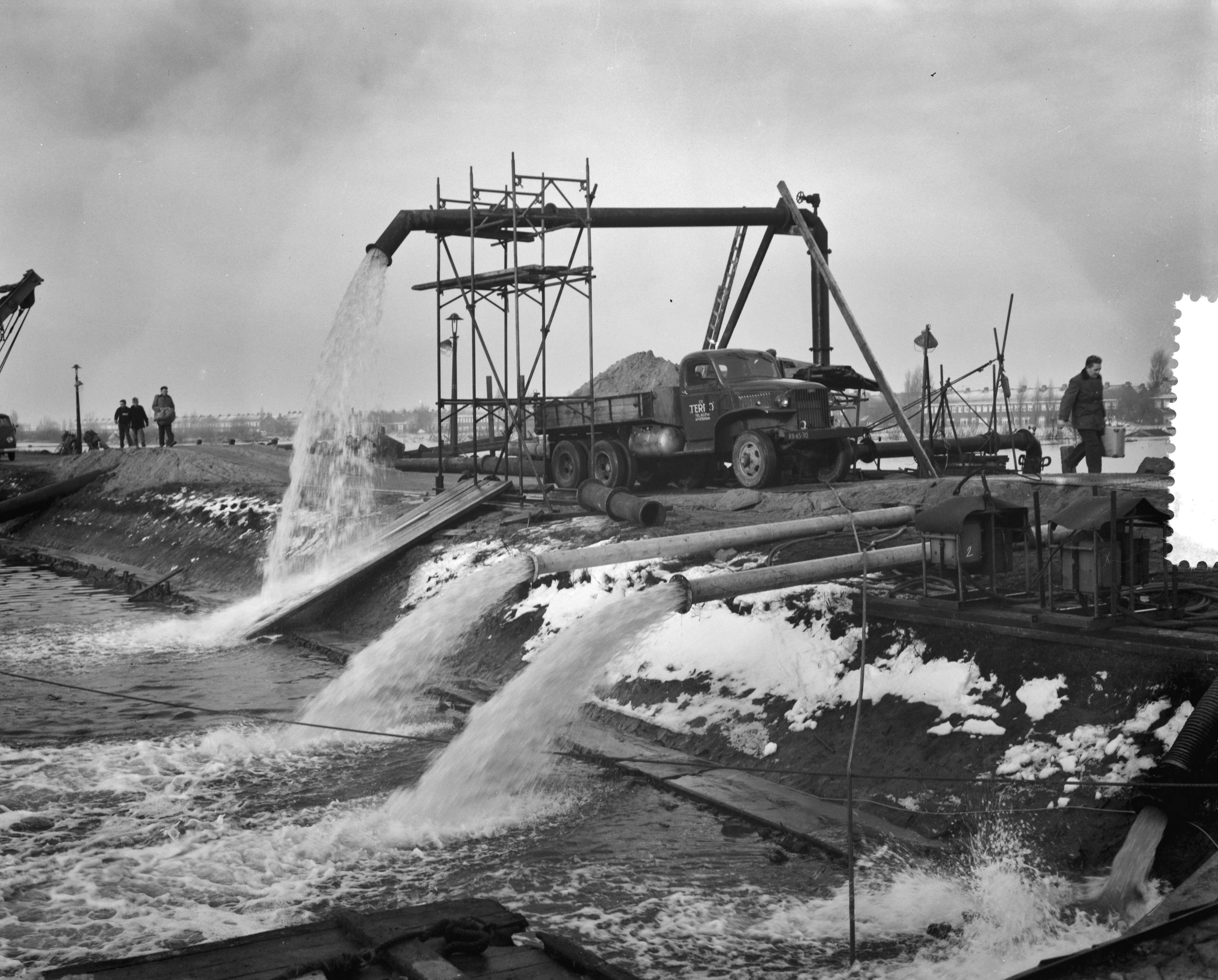 Ramp Tuindorp Oostzaan — Ramp Tuindorp Oostzaan, pompen in bedrijf — Foto: Rossem, Wim van / Anefo. Licentie: Set B: Rechtenvrij / Publiek Domein. Bron: Nationaal Archief. http://hdl.handle.net/10648/a9a5cfa6-d0b4-102d-bcf8-003048976d84