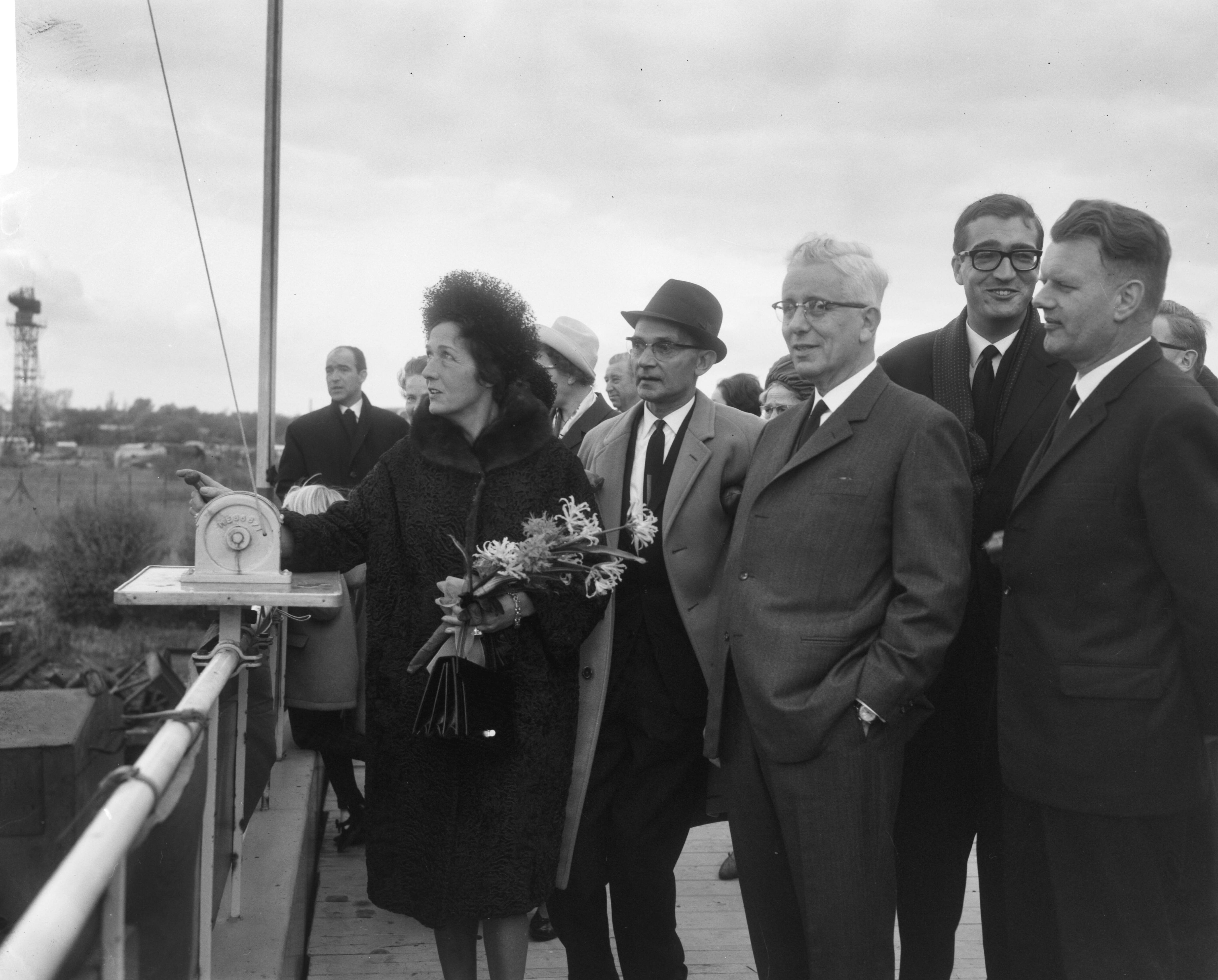 Tewaterlating van de motorcoaster Marietje Böhmer op de scheepswerf Achtersluispolder van de Zaanlandse Scheepsbouw Maatschappij Z.S.M. — Zaanstad|Noord-Holland|tewaterlatingen |scheepsbouw — Foto: Bilsen, Joop van / Anefo. Licentie: Set B: Rechtenvrij / Publiek Domein. Bron: Nationaal Archief. http://hdl.handle.net/10648/ab026a62-d0b4-102d-bcf8-003048976d84