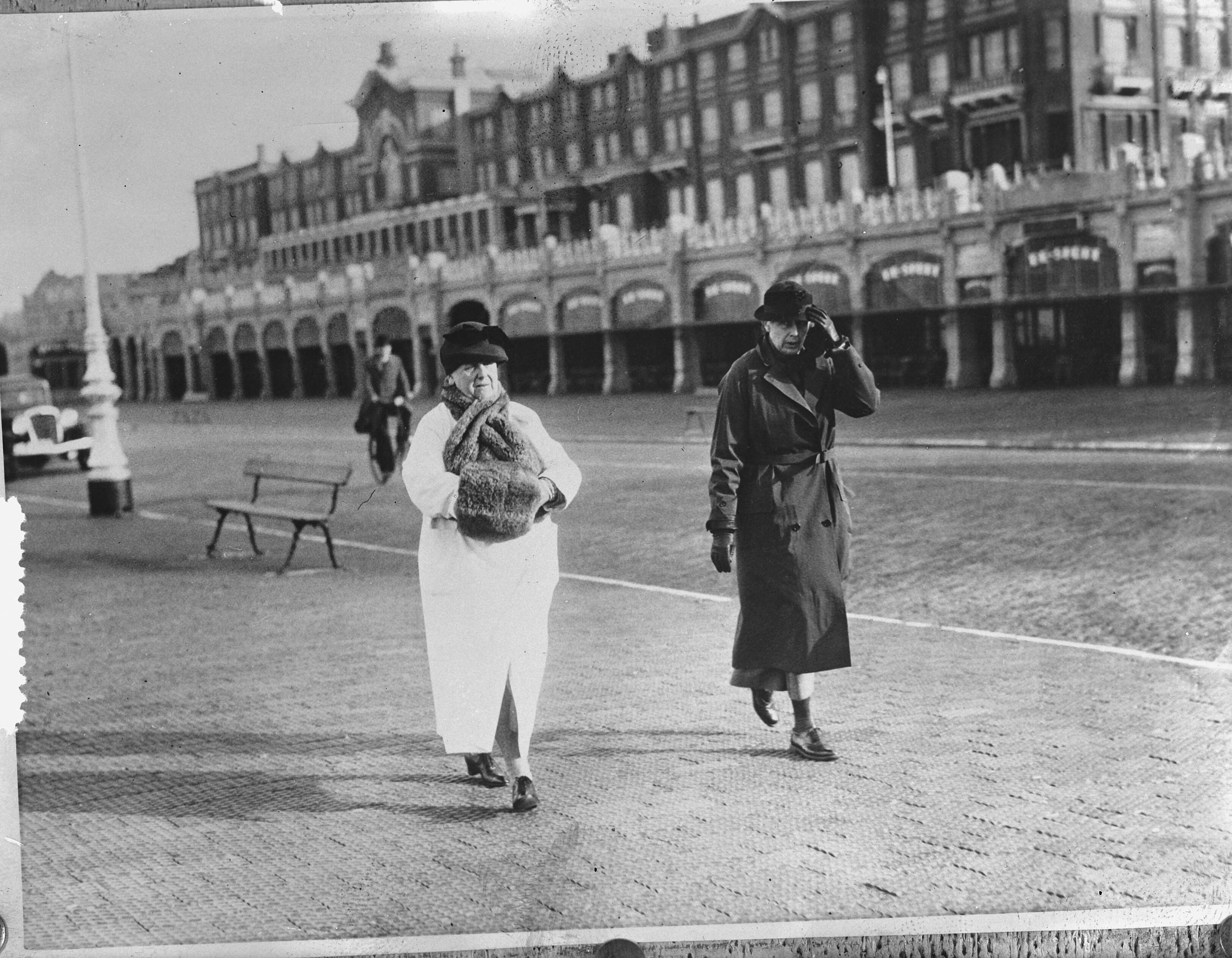 Fotocollectie Anefo — Scheveningen 1936. Koningin Wilhelmina op boulevard — Foto: N.V. Polygoon. Licentie: Set B: Rechtenvrij / Publiek Domein. Bron: Nationaal Archief. http://hdl.handle.net/10648/a909f982-d0b4-102d-bcf8-003048976d84