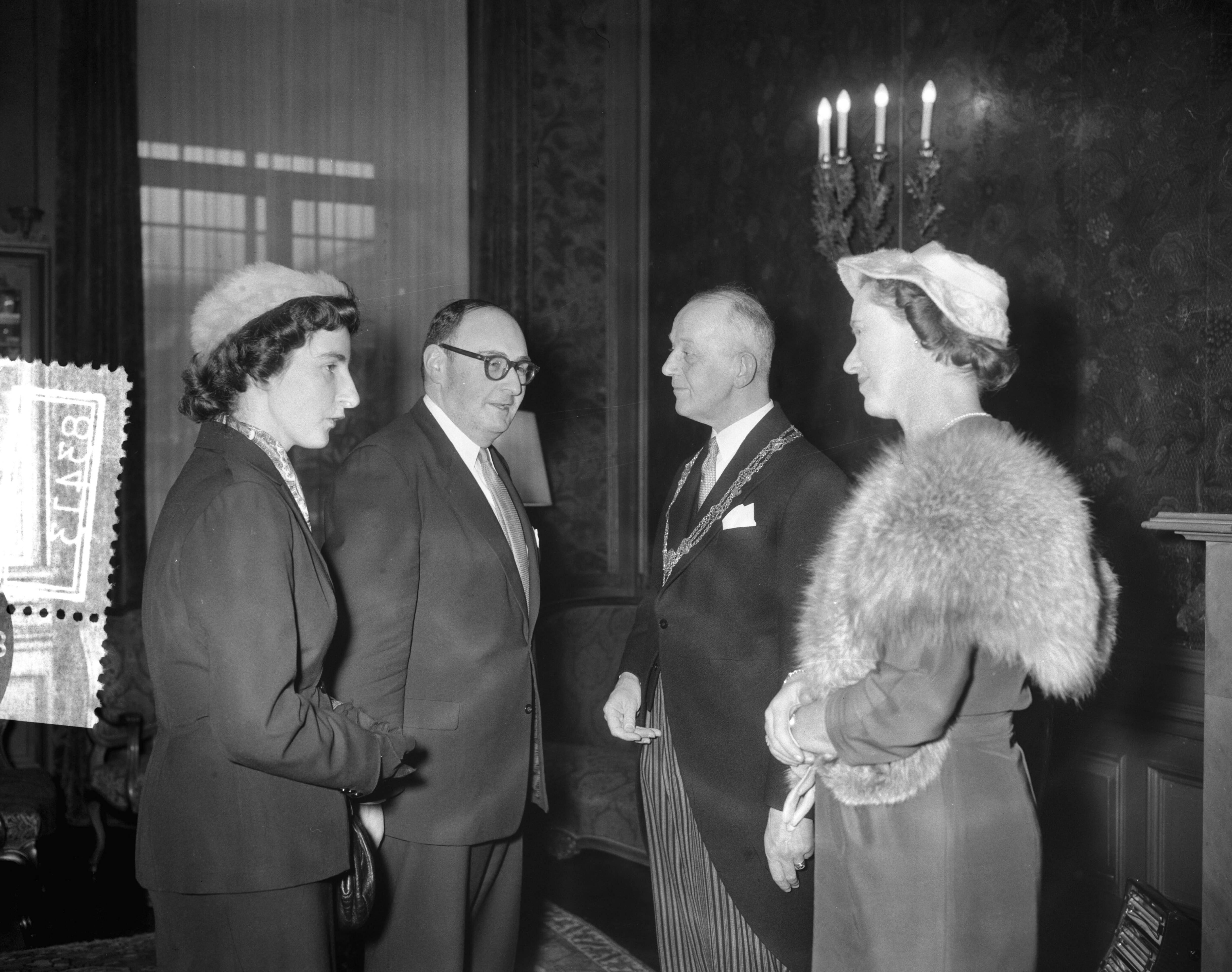 Fotocollectie Anefo — Receptie nieuwe burgemeester Den Haag, mr. H.A.M.T. Kolfschoten — Foto: Bilsen, Joop van / Anefo. Licentie: Set B: Rechtenvrij / Publiek Domein. Bron: Nationaal Archief. http://hdl.handle.net/10648/a95865fe-d0b4-102d-bcf8-003048976d84