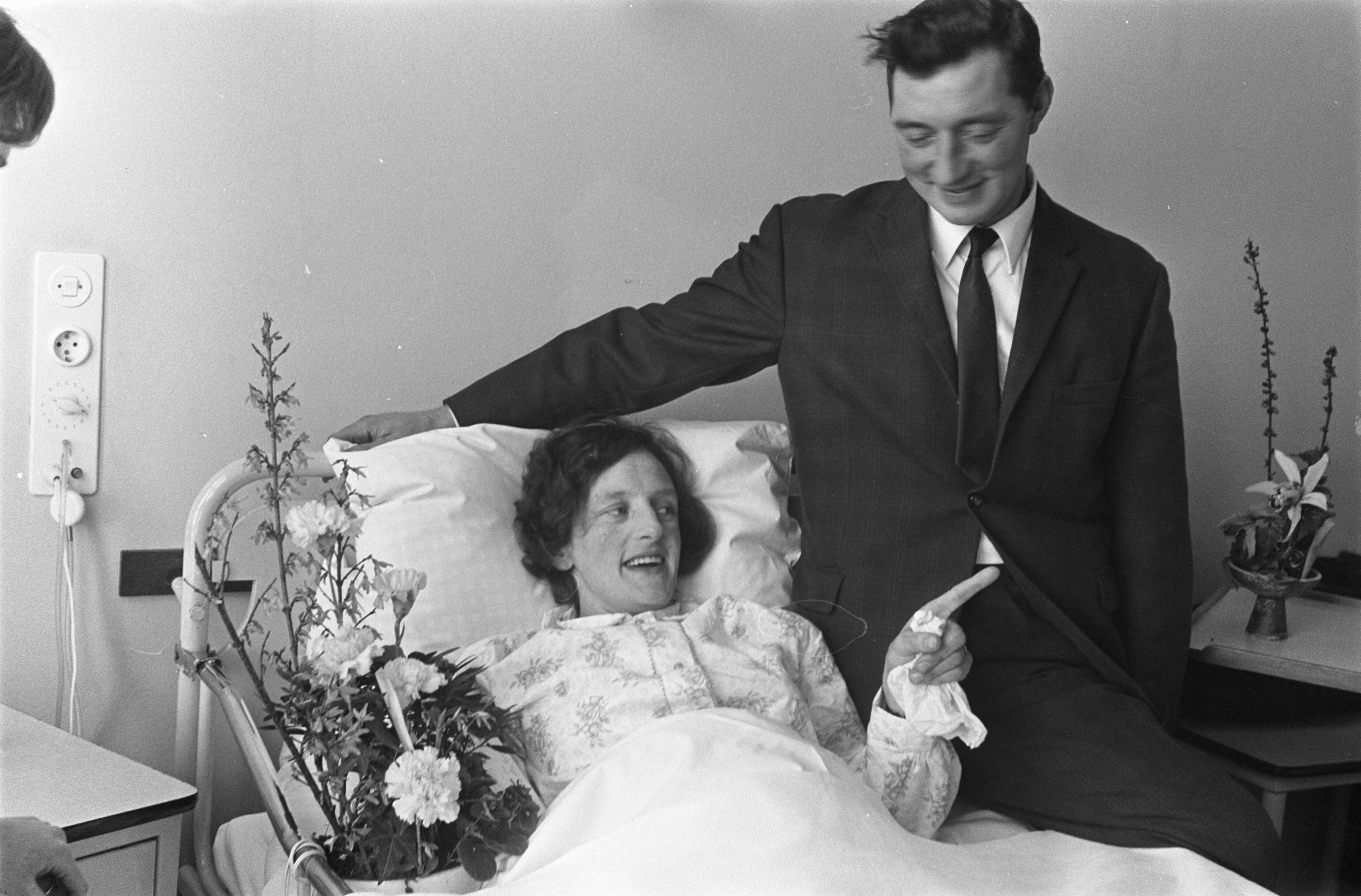 Fotocollectie Anefo — Mevrouw Verheul van Os uit Bodegraven heeft vierling gekregen vierling geboren — Foto: Evers, Joost / Anefo. Licentie: Set B: Rechtenvrij / Publiek Domein. Bron: Nationaal Archief. http://hdl.handle.net/10648/ab614a78-d0b4-102d-bcf8-003048976d84