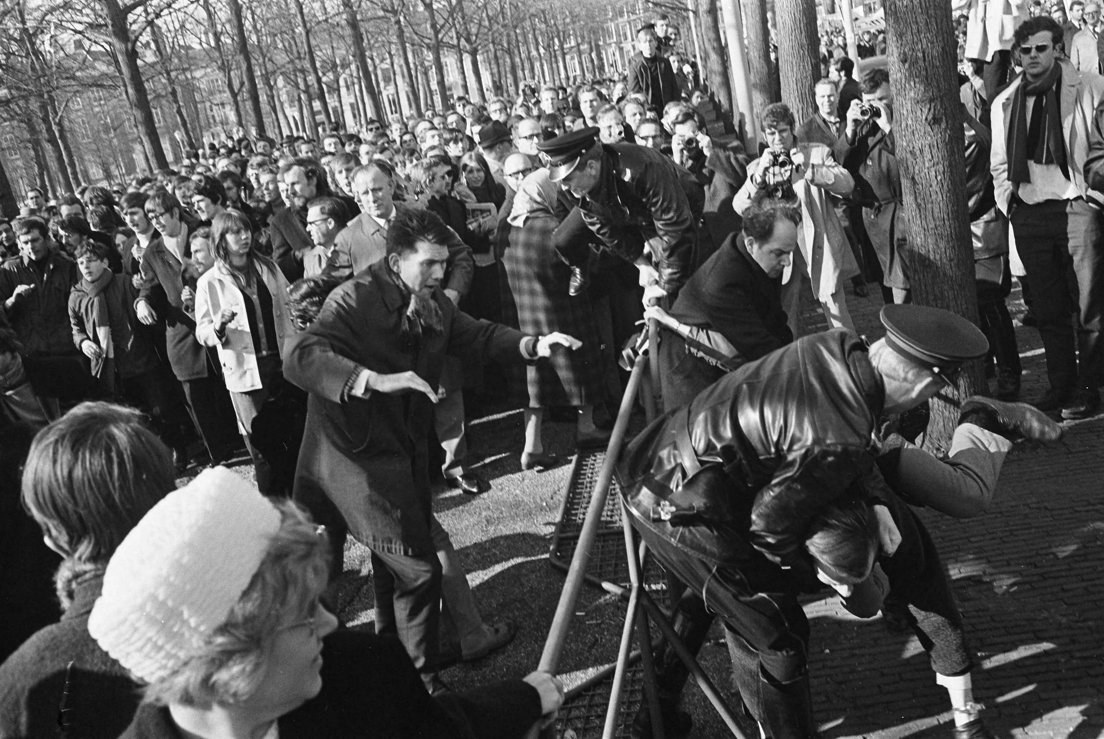 Fotocollectie Anefo — Pro Amerika demonstratie in Den Haag . Politie treedt op tegen de tegen-demonstranten — Foto: Koch, Eric / Anefo. Licentie: Set B: Rechtenvrij / Publiek Domein. Bron: Nationaal Archief. http://hdl.handle.net/10648/ab39b594-d0b4-102d-bcf8-003048976d84