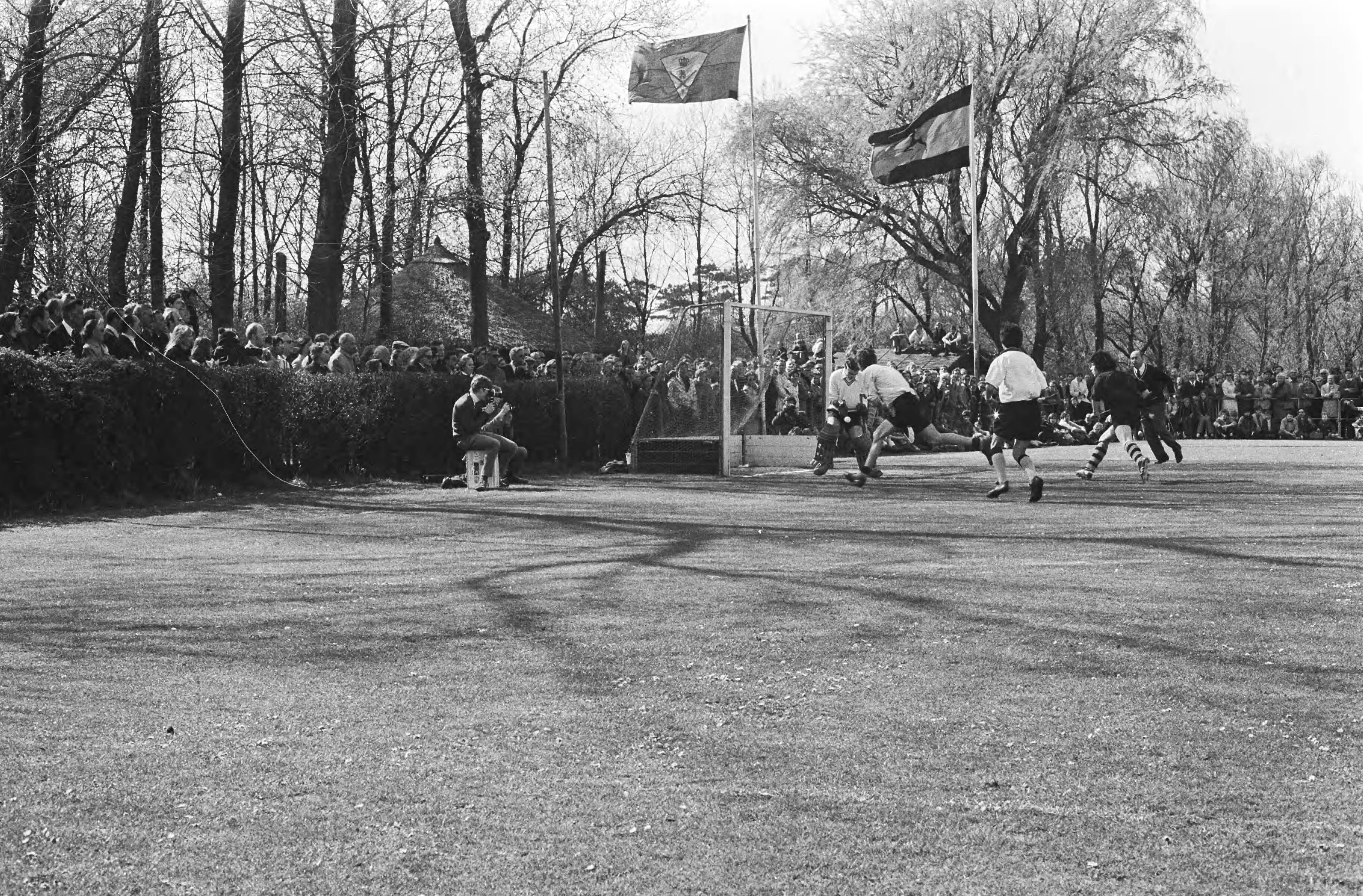 Hockeywedstrijd om het kampioenschap van Nederland, HGC - HTCC: 1-1 — HGC maakt gelijk — Foto: Fotograaf Onbekend / Anefo. Licentie: Set B: Rechtenvrij / Publiek Domein. Bron: Nationaal Archief. http://hdl.handle.net/10648/abbda53e-d0b4-102d-bcf8-003048976d84