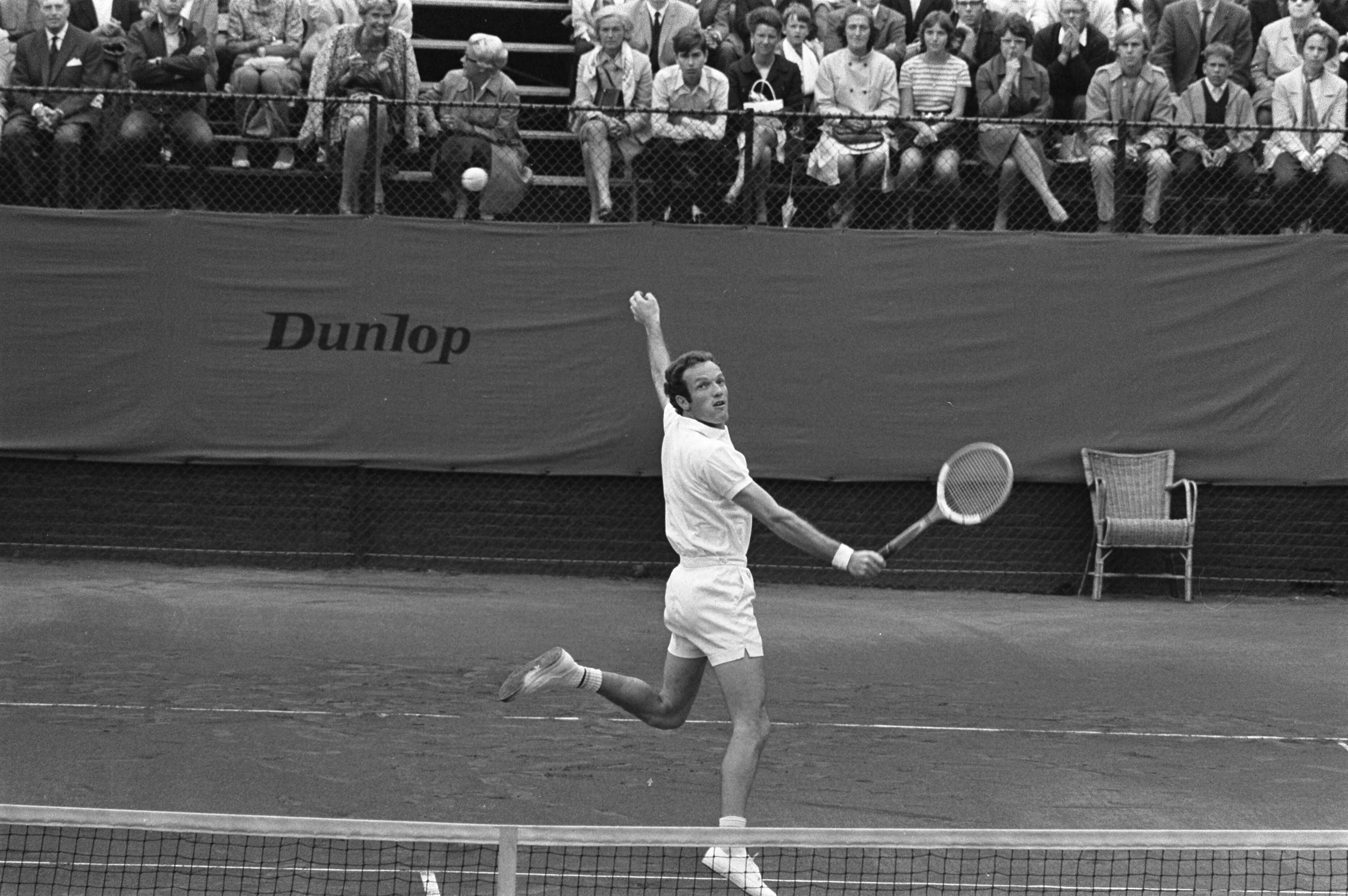 Fotocollectie Anefo — Internationale tenniskampioenschappen in Hilversum ( t Melkhuisje ); nr. 27, 28: Tom Okker, 29, 30: D. Lloyd in aktie — Foto: Verhoeff, Bert / Anefo. Licentie: Set B: Rechtenvrij / Publiek Domein. Bron: Nationaal Archief. http://hdl.handle.net/10648/ab9de9ba-d0b4-102d-bcf8-003048976d84
