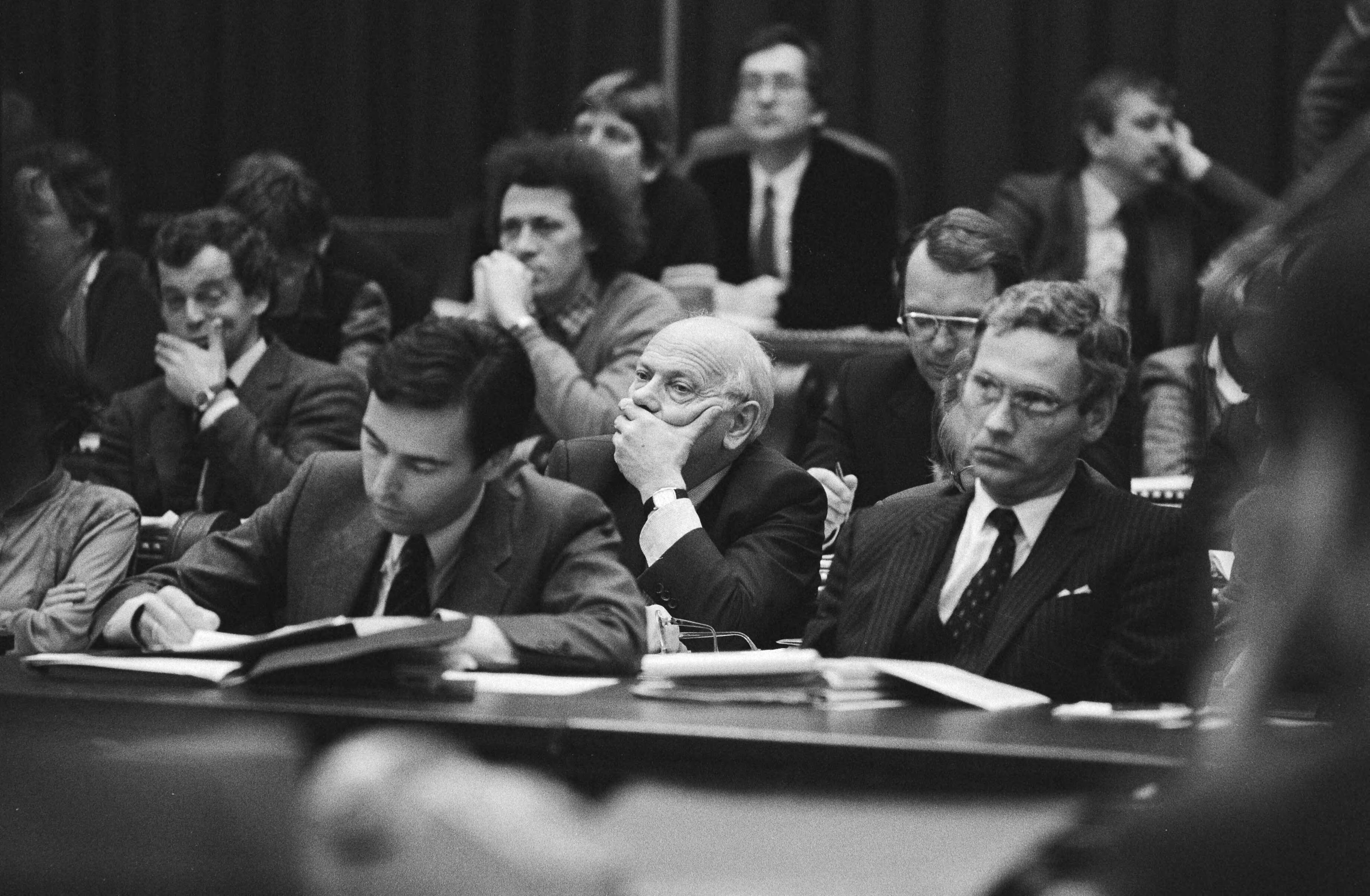 Regeringsverklaring van het kabinet Lubbers — Den Uyl achter de ministers Brinkman (l) en Van den Broek — Foto: Bogaerts, Rob / Anefo. Licentie: Set B: Rechtenvrij / Publiek Domein. Bron: Nationaal Archief. http://hdl.handle.net/10648/ad22024e-d0b4-102d-bcf8-003048976d84
