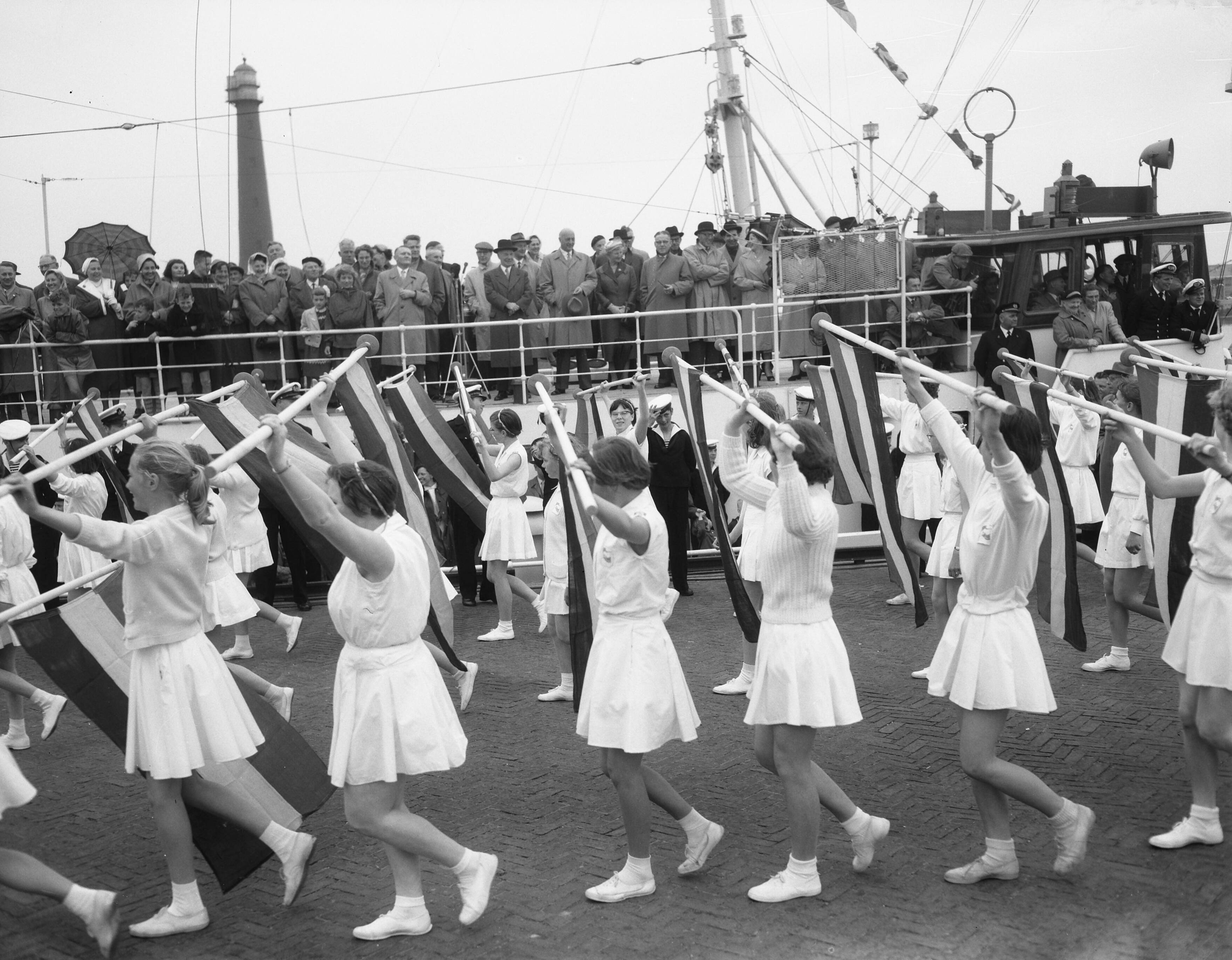 Fotocollectie Anefo — Vlaggetjesdag in IJmuiden en Scheveningen — Foto: Noske, J.D. / Anefo. Licentie: Set B: Rechtenvrij / Publiek Domein. Bron: Nationaal Archief. http://hdl.handle.net/10648/a95fcaa6-d0b4-102d-bcf8-003048976d84