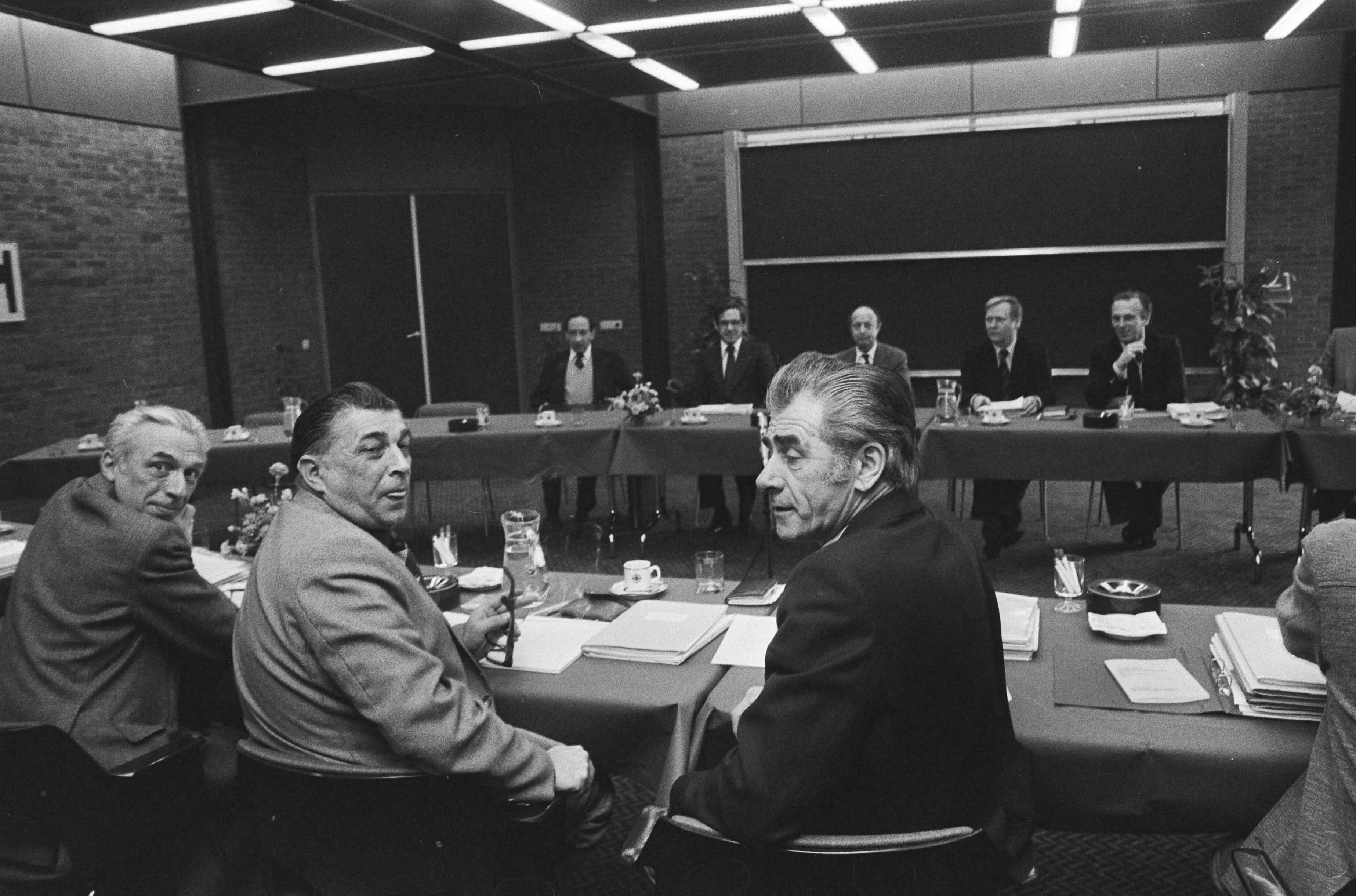 Overleg over de metaal CAO in Zoetermeer — De werknemers vertegenwoordigers v.l.n.r. van Rijen, Wamsteeker (voorzitter ROM) en Laurier (BLHP); op de achtergrond de vertegenwoordigers van de werkgeversorganisatie — Foto: Bogaerts, Rob / Anefo. Licentie: Set B: Rechtenvrij / Publiek Domein. Bron: Nationaal Archief. http://hdl.handle.net/10648/acc5ec52-d0b4-102d-bcf8-003048976d84