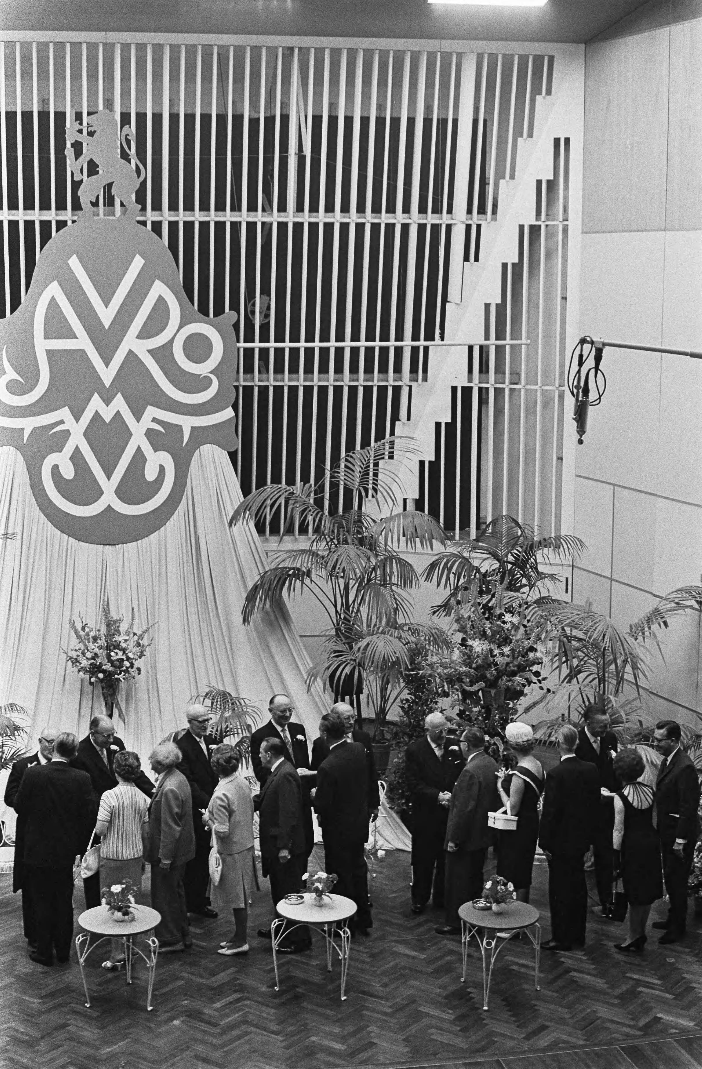 Fotocollectie Anefo — Receptie 40-jarig bestaan AVRO — Foto: Gelderen, Hugo van / Anefo. Licentie: Set B: Rechtenvrij / Publiek Domein. Bron: Nationaal Archief. http://hdl.handle.net/10648/aa3bdef6-d0b4-102d-bcf8-003048976d84