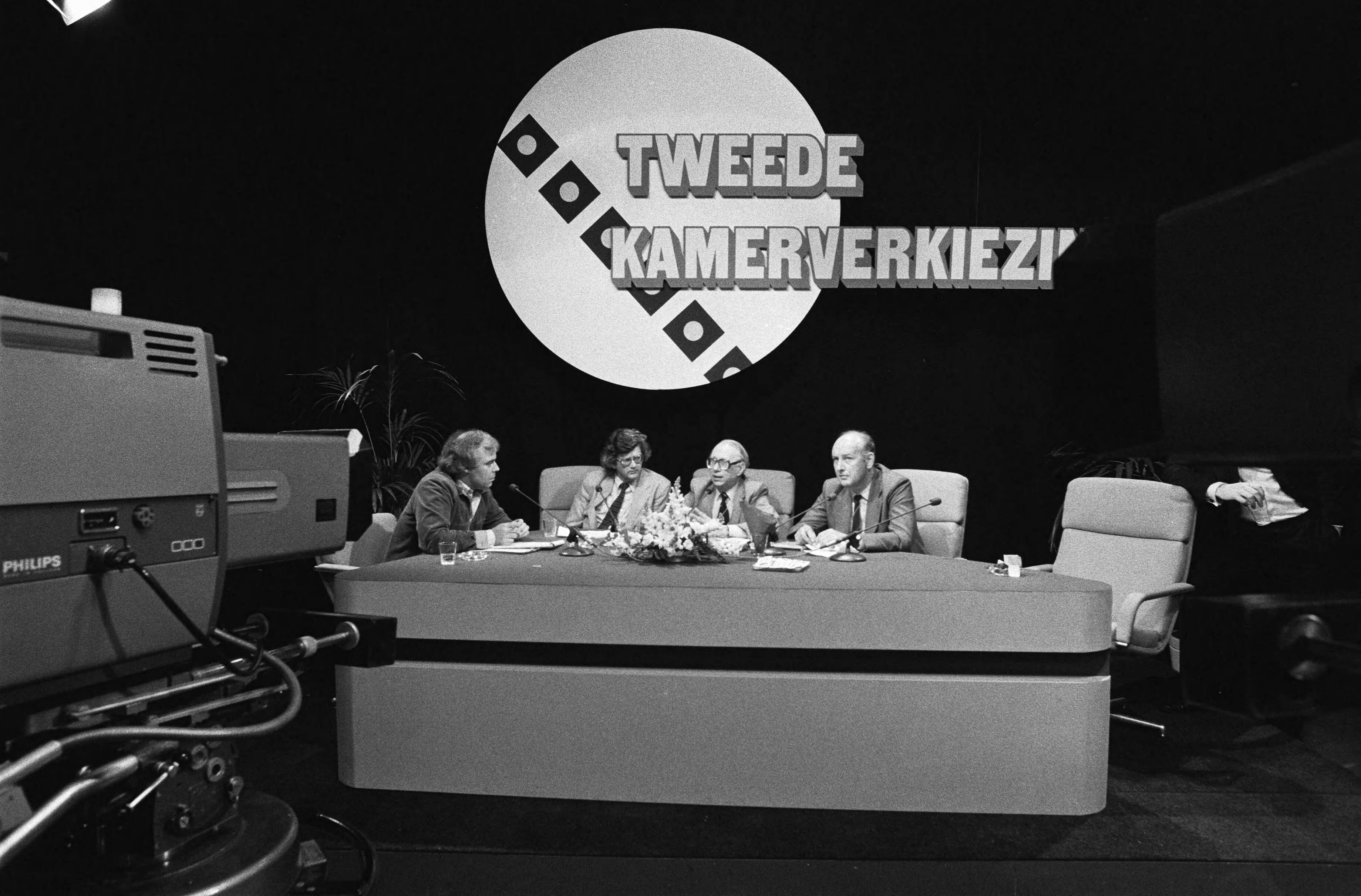 Fotocollectie Anefo — TV-uitzending wordt in NOS-studio in Hilversum opgenomen de verkiezingen met lijststrekkers van de grote partijen; — Foto: Dijk, Hans van / Anefo. Licentie: Set B: Rechtenvrij / Publiek Domein. Bron: Nationaal Archief. http://hdl.handle.net/10648/acfcc164-d0b4-102d-bcf8-003048976d84