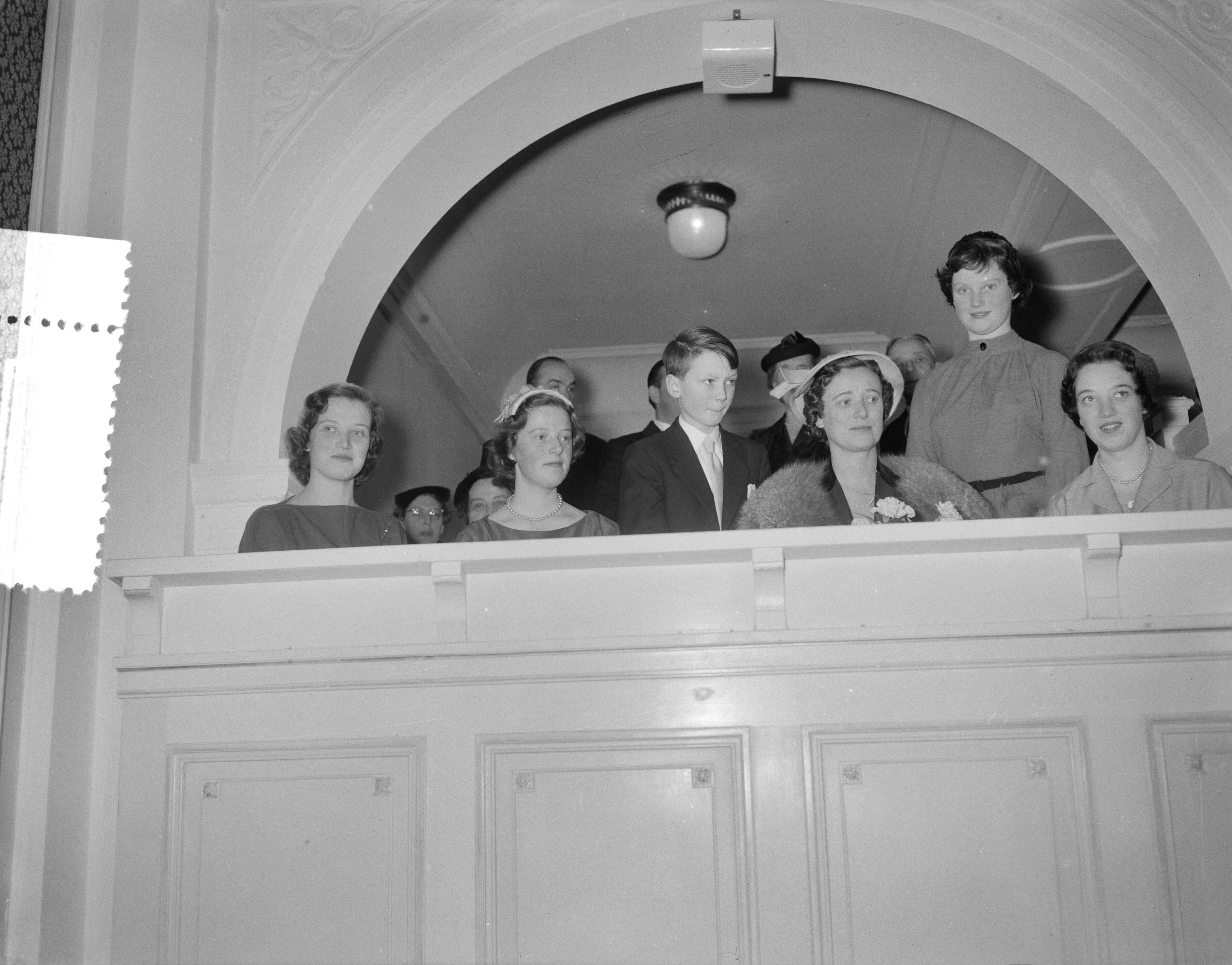 Fotocollectie Anefo — Installatie van burgemeester H.A.M.T. Kolfschoten van Den Haag — Foto: Bilsen, Joop van / Anefo. Licentie: Set B: Rechtenvrij / Publiek Domein. Bron: Nationaal Archief. http://hdl.handle.net/10648/a957b6d6-d0b4-102d-bcf8-003048976d84