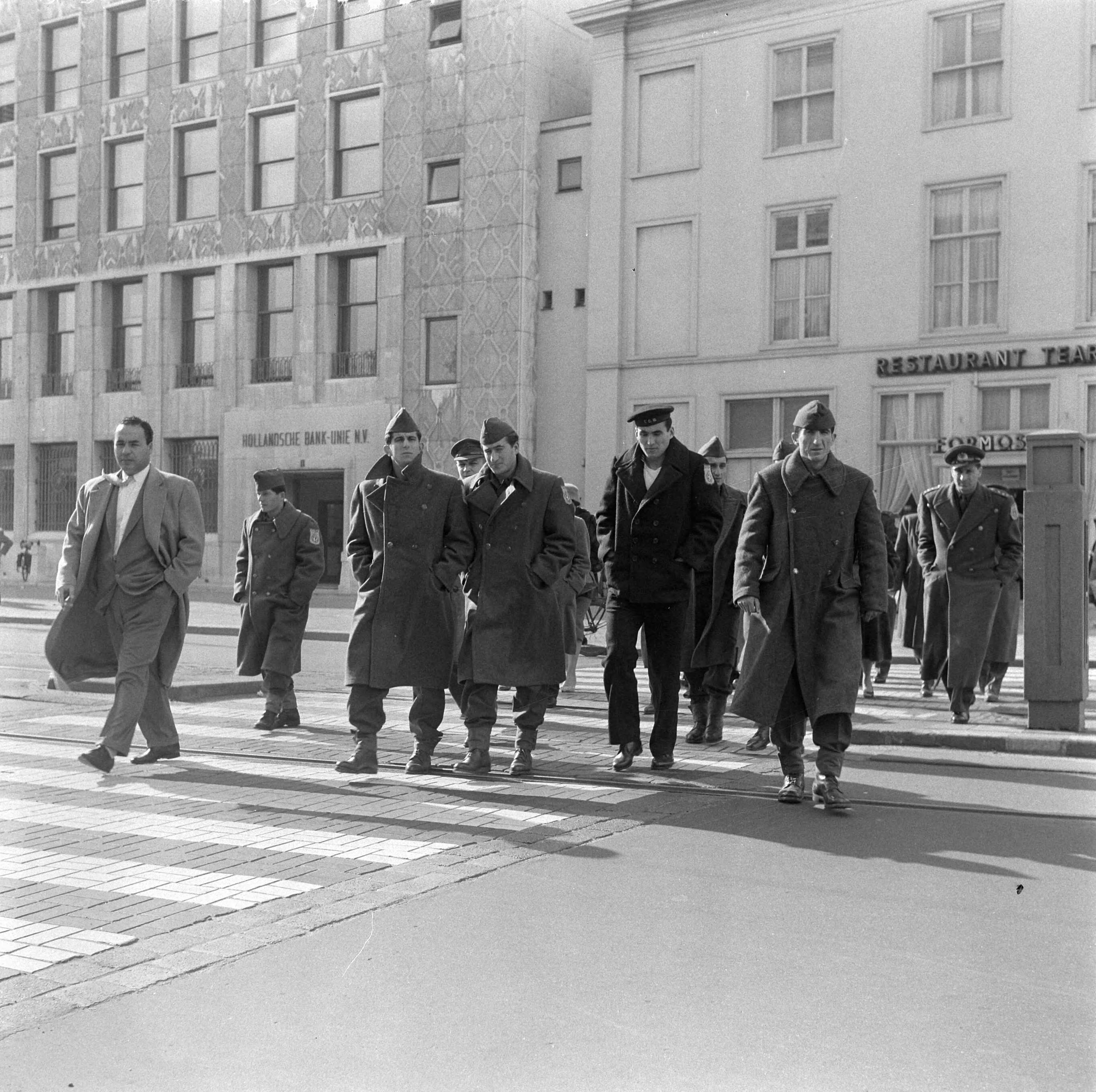 Fotocollectie Anefo — Turks militair elftal in Den Haag — Foto: Koch, Eric / Anefo. Licentie: Set B: Rechtenvrij / Publiek Domein. Bron: Nationaal Archief. http://hdl.handle.net/10648/a976eaba-d0b4-102d-bcf8-003048976d84