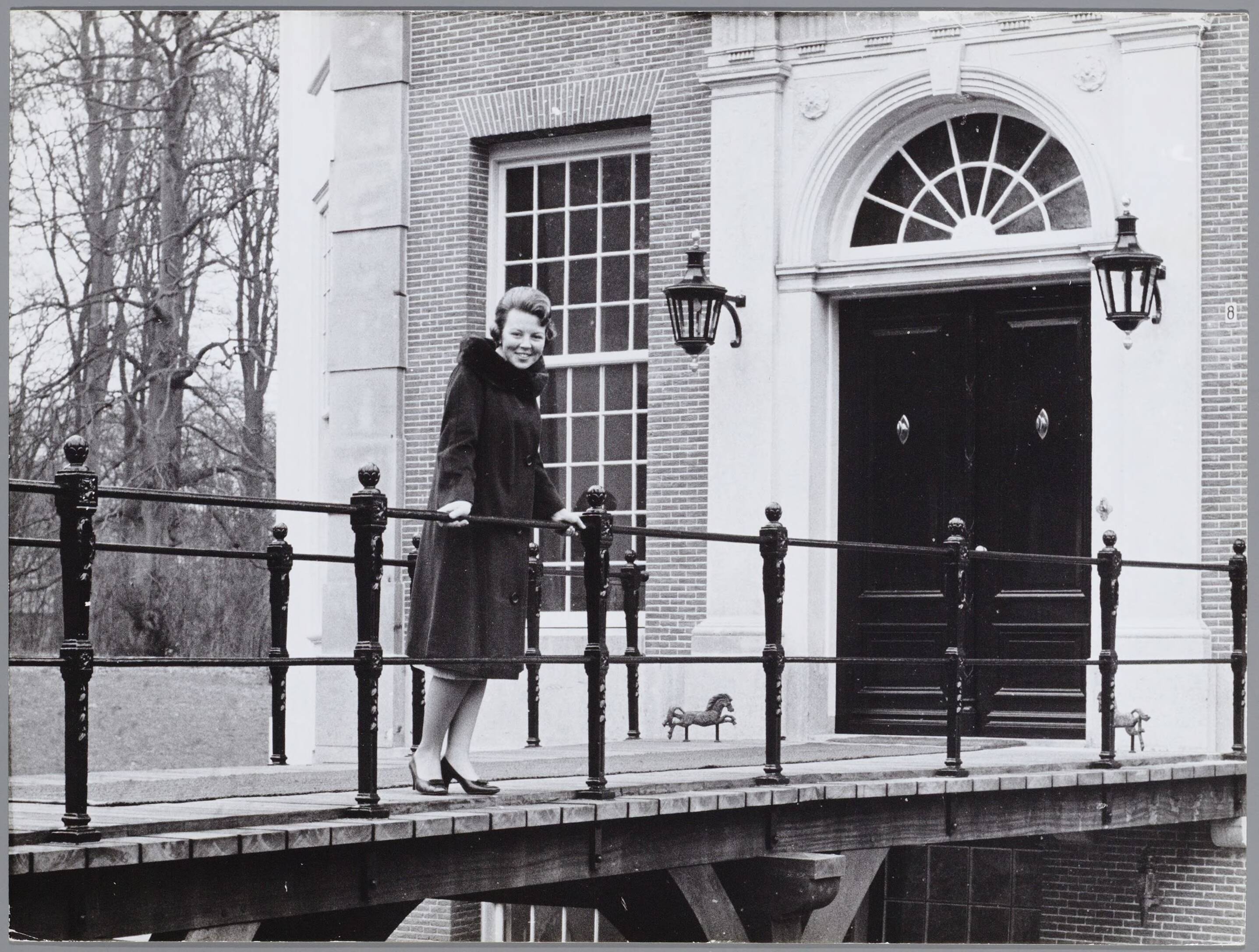 Fotocollectie RVD / Koninklijk Huis — Prinses Beatrix op de brug naar kasteel Drakensteyn — Foto: ANP / RVD of rechtenvrij. Licentie: Set B: Rechtenvrij / Publiek Domein. Bron: Nationaal Archief. http://hdl.handle.net/10648/afafcab4-d0b4-102d-bcf8-003048976d84