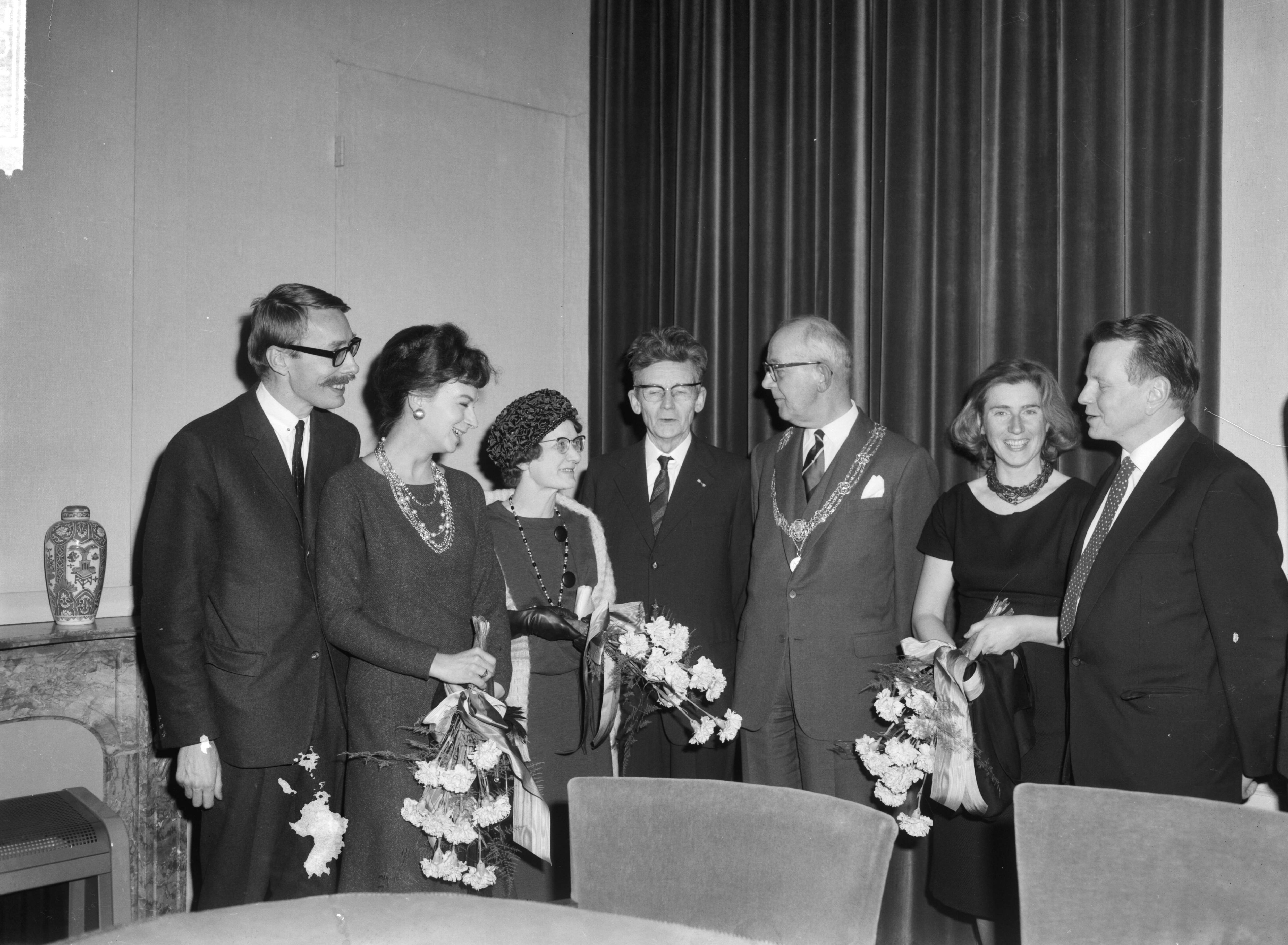 Fotocollectie Anefo — Prijsuitreiking Jan Campertprijs in Den Haag , v.l.n.r G. Kouwenaar en vrouw, H. de Vries en vrouw, burgemeester Kolfschoten en J.W. Holsbergen en vrouw — Foto: Koch, Eric / Anefo. Licentie: Set B: Rechtenvrij / Publiek Domein. Bron: Nationaal Archief. http://hdl.handle.net/10648/aa231c54-d0b4-102d-bcf8-003048976d84