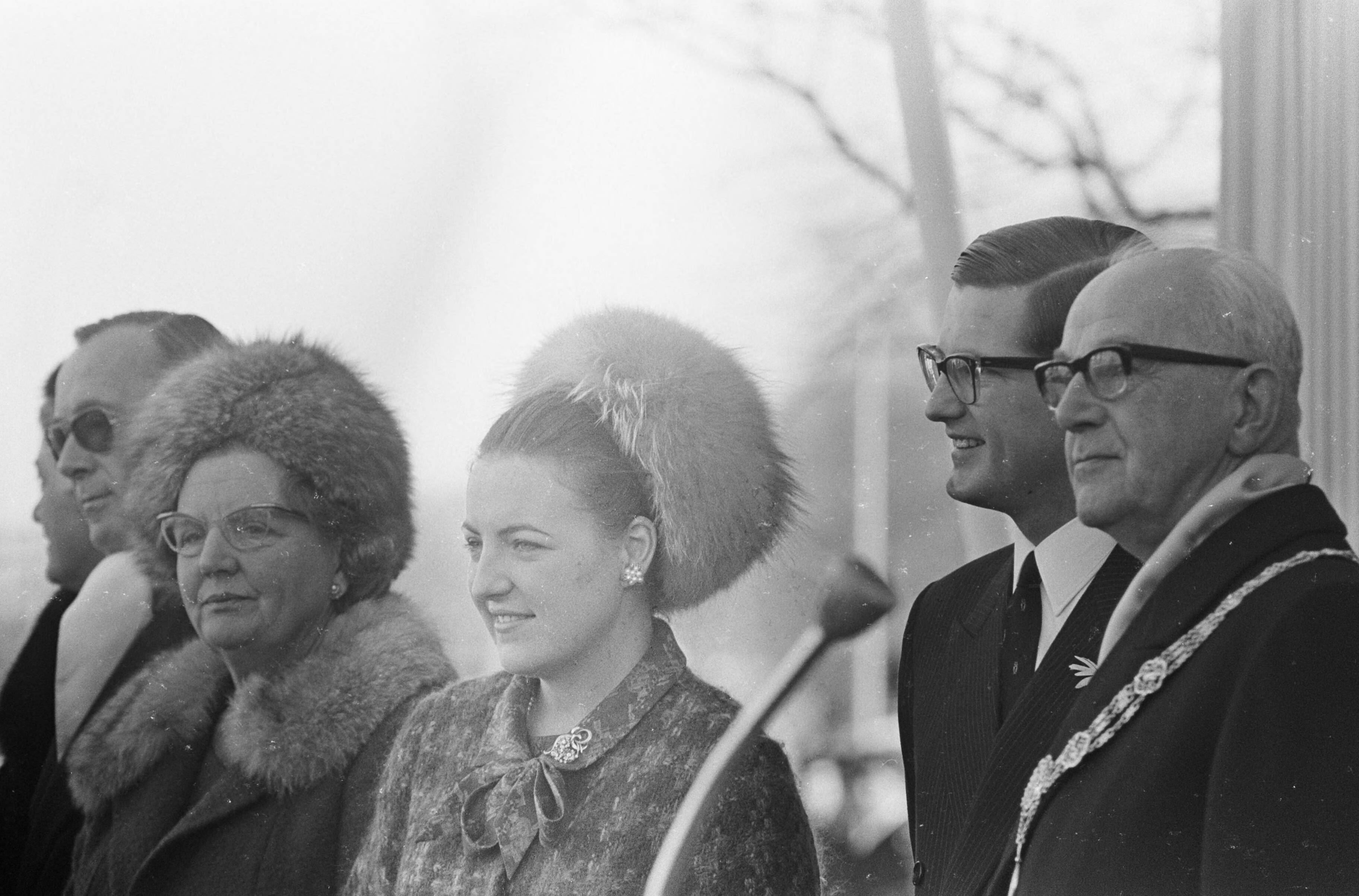 Fotocollectie Anefo — Bruidspaar in Den Haag , nummer 10 en 11 prinses Margriet en Pieter (koppen) — Foto: Koch, Eric / Anefo. Licentie: Set B: Rechtenvrij / Publiek Domein. Bron: Nationaal Archief. http://hdl.handle.net/10648/ab0b5370-d0b4-102d-bcf8-003048976d84