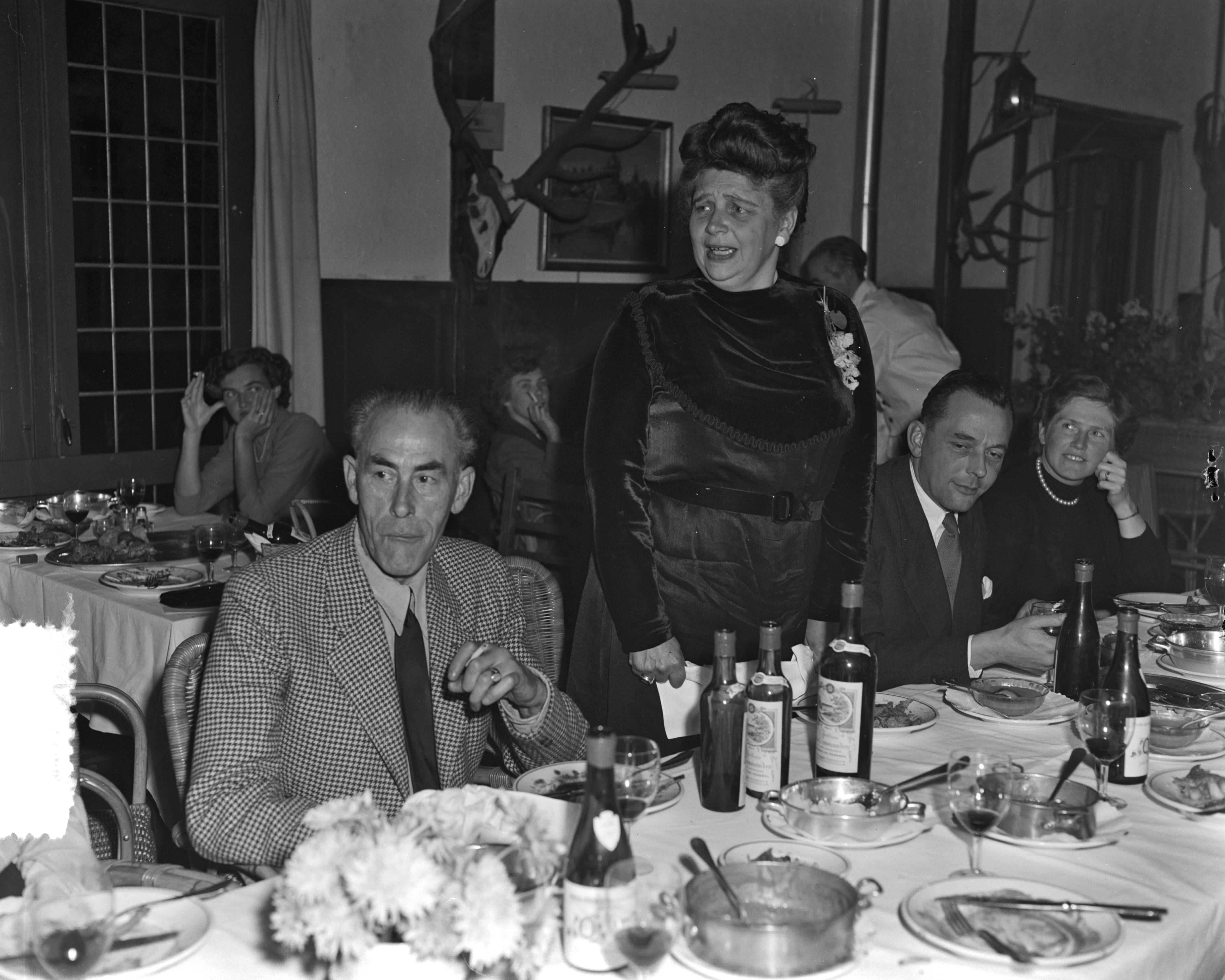 Fotocollectie Anefo — Jachtfeest 's-Graveland. Mevrouw Haver — Foto: Pot, Harry / Anefo. Licentie: Set B: Rechtenvrij / Publiek Domein. Bron: Nationaal Archief. http://hdl.handle.net/10648/a8f09ac8-d0b4-102d-bcf8-003048976d84