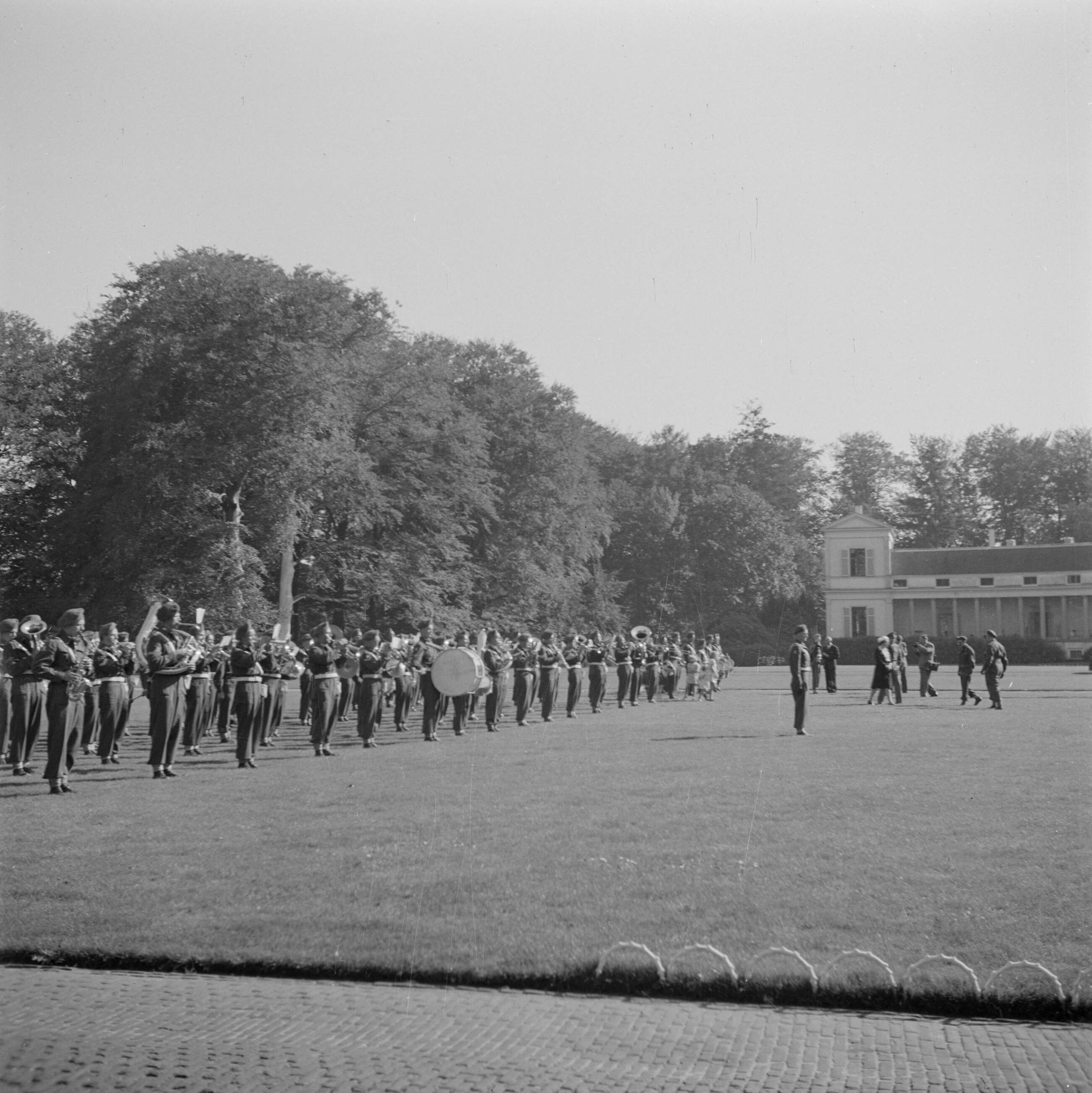 Afscheid in de voortuin van paleis Soestdijk van de Prins Bernhard Kapel met hun mascotte, de geit Kees, wegens vertrek naar Nederlands-Indië — prinsen|prinsessen|paleizen|muziekkorpsen|Paleis Soestdijk|Juliana (prinses Nederland)|Bernhard (prins Nederland)|Beatrix (prinses Nederland)|Irene (prinses Nederland)|Baarn|Utrecht (provincie)|koninklijk huis — Foto: Poll, Willem van de. Licentie: Set B: Rechtenvrij / Publiek Domein. Bron: Nationaal Archief. http://hdl.handle.net/10648/aee88846-d0b4-102d-bcf8-003048976d84