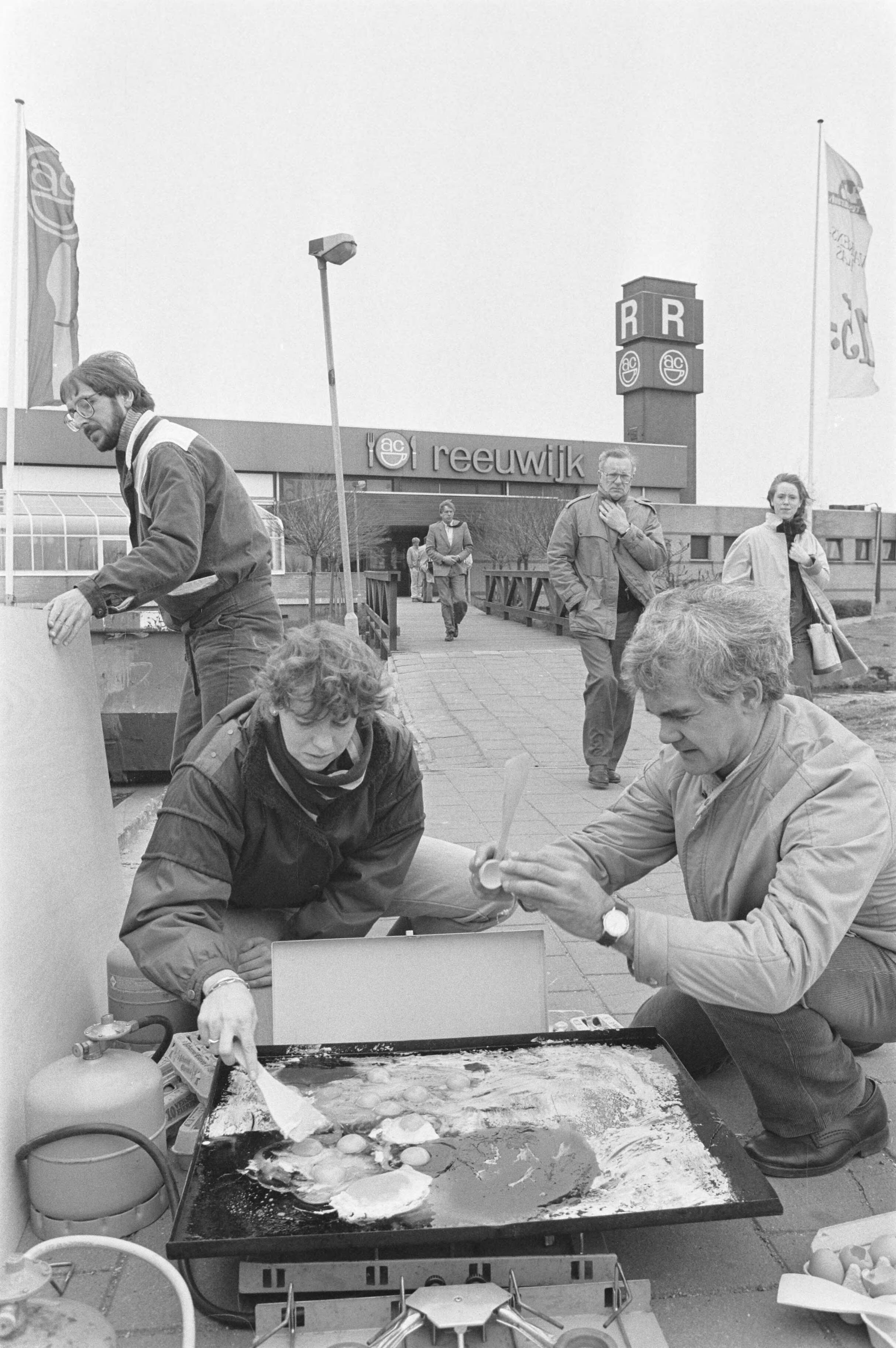 Fotocollectie Anefo — Leden van de Dierenbescherming bakten bij wegrestaurant Reeuwijk een reuze scharrelei om tegen te onverschillige houding van horeca te protesteren — Foto: Croes, Rob C. / Anefo. Licentie: Set B: Rechtenvrij / Publiek Domein. Bron: Nationaal Archief. http://hdl.handle.net/10648/ad5149f0-d0b4-102d-bcf8-003048976d84