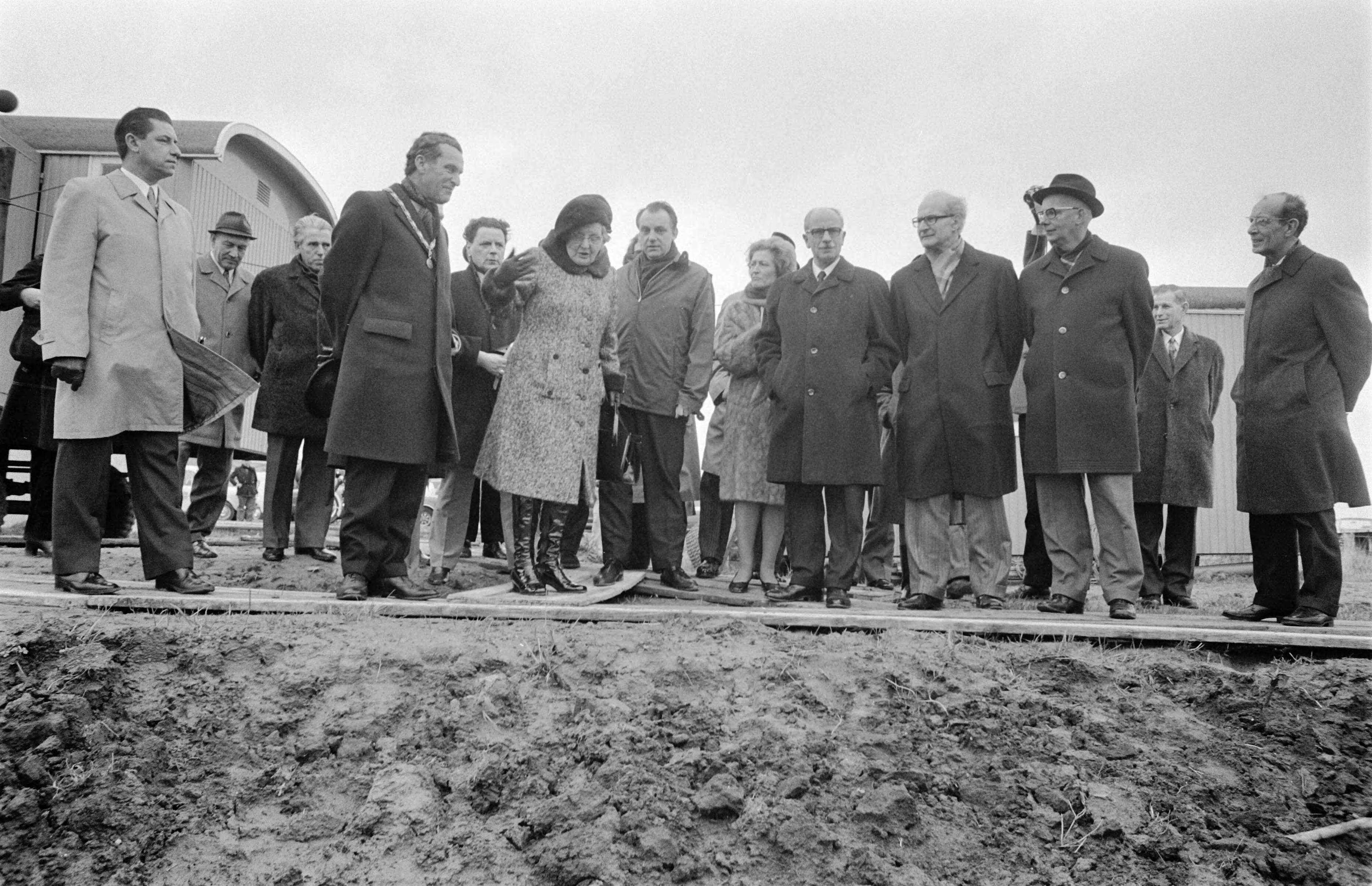 Koningin Juliana bekijkt in Zwammerdam de plaats waar een Romeins schip wordt opgegraven — Koningin Juliana bekijkt met burgemeester R.M. Gallas van Alphen aan den Rijn en andere genodigden het terrein van de opgraving — Foto: Fotograaf Onbekend / Anefo. Licentie: Set B: Rechtenvrij / Publiek Domein. Bron: Nationaal Archief. http://hdl.handle.net/10648/ac41e092-d0b4-102d-bcf8-003048976d84