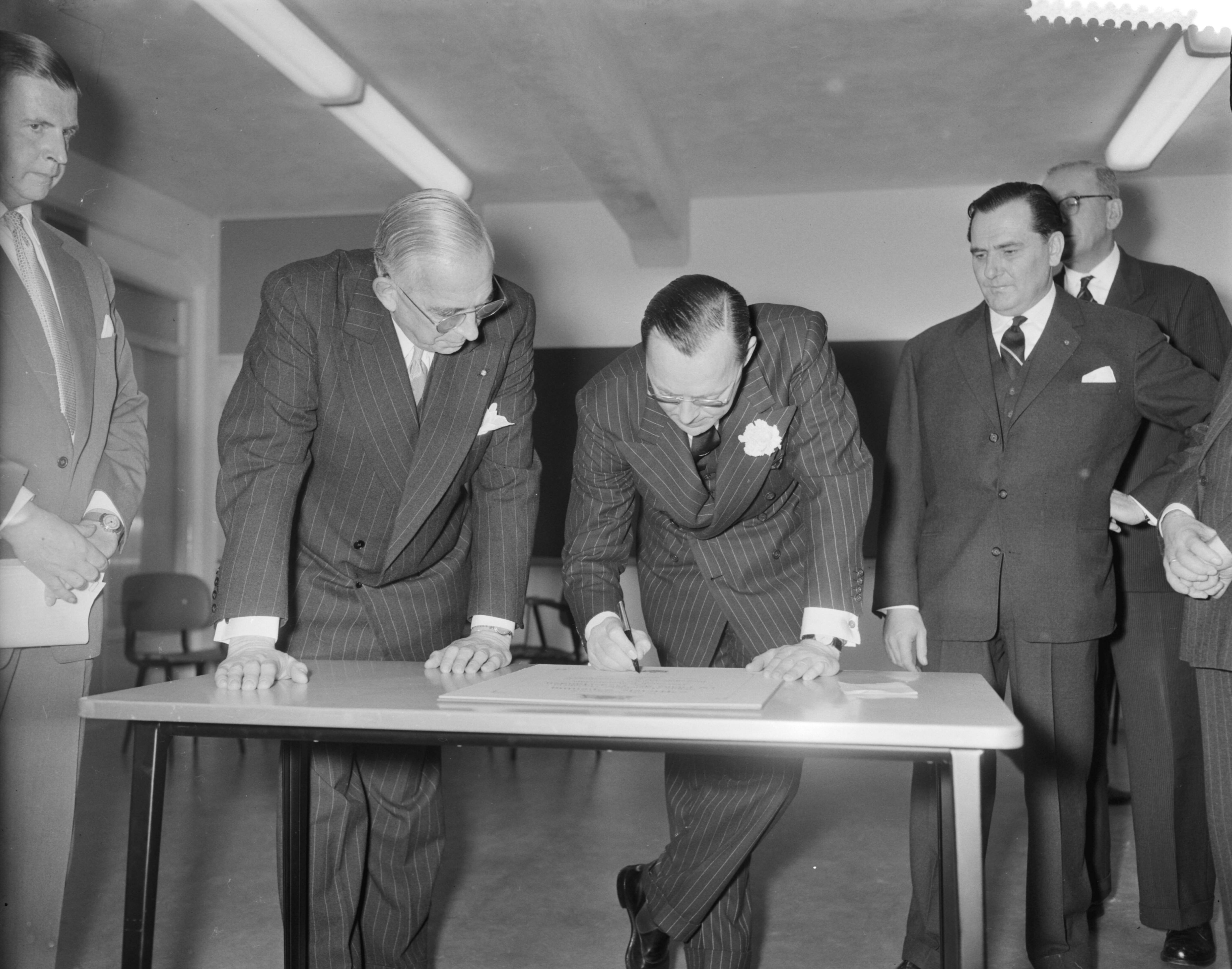 Opening van het centraal researchlaboratorium van Brocades & Stheeman te Haarlem door prins Bernhard — Foto: Bilsen, Joop van / Anefo. — Licentie: Set B: Rechtenvrij / Publiek Domein. Bron: Nationaal Archief. http://hdl.handle.net/10648/a98b9ce4-d0b4-102d-bcf8-003048976d84