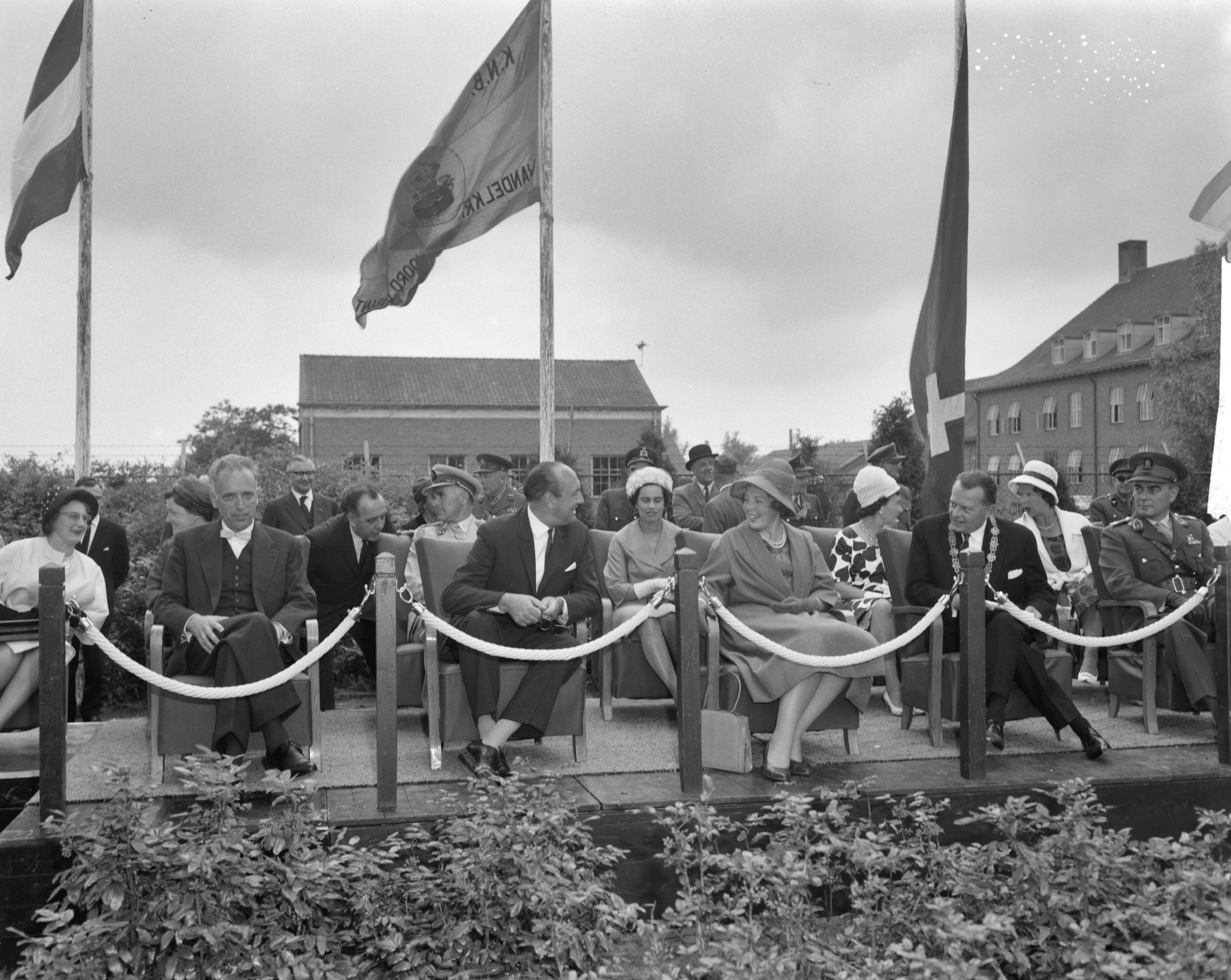 Fotocollectie Anefo — Prinses Beatrix poliomars in Breda, wandelaars defileren voor prinses Beatrix, Commissaris der Koningin in Noord-Brabant dr. C.N.M. Kortmann, minister mr. E.H. Toxopeus en burgemeester van Breda, mr. R.M.A.A.Geuljans — Foto: Bilsen, Joop van / Anefo. Licentie: Set B: Rechtenvrij / Publiek Domein. Bron: Nationaal Archief. http://hdl.handle.net/10648/aa0cb5d6-d0b4-102d-bcf8-003048976d84