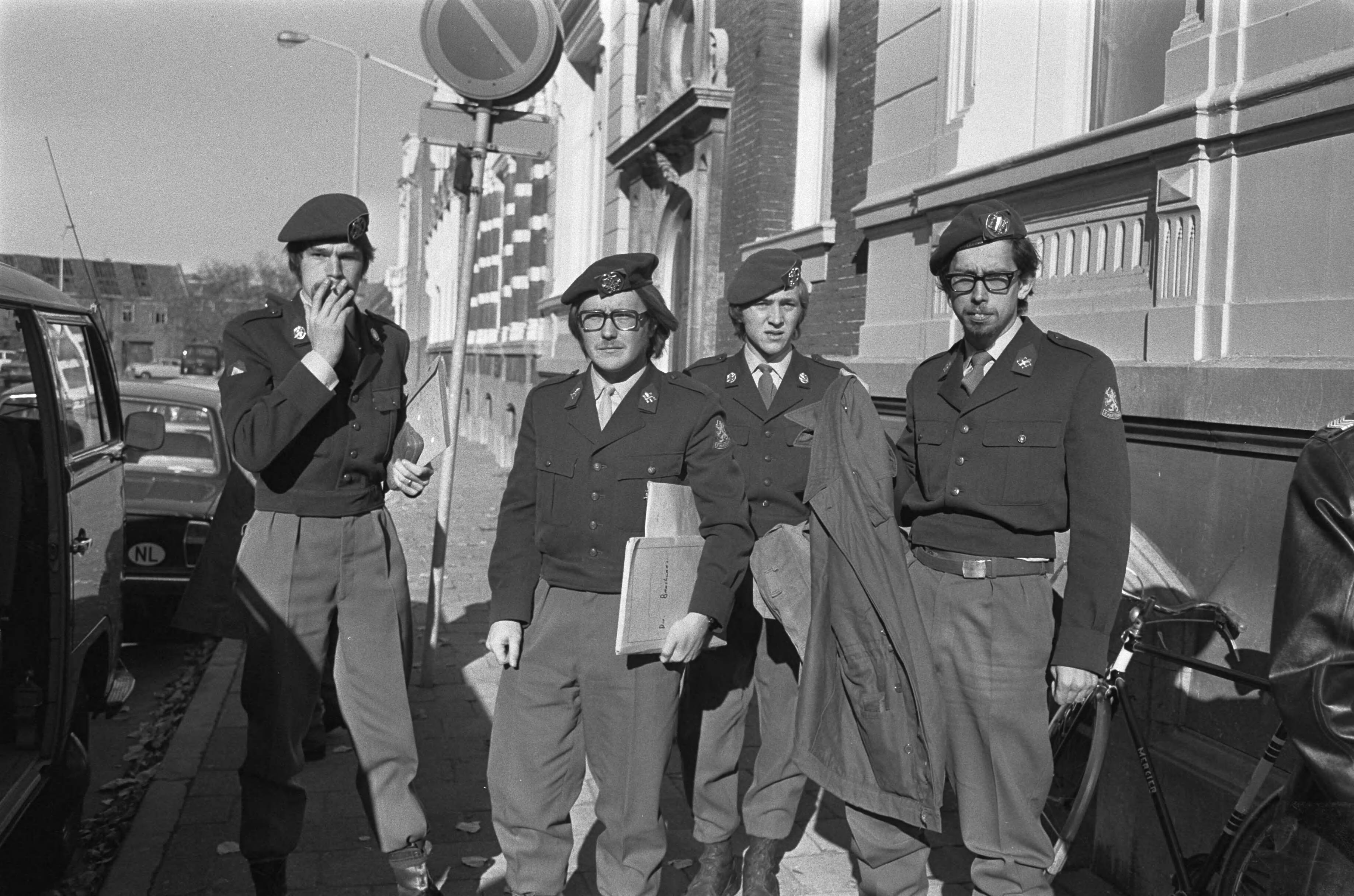 Fotocollectie Anefo — Hoog Militair Gerechtshof behandelt hoger beroep van leden VVDM Den Haag , demonstranten voor gerechtshof — Foto: Peters, Hans / Anefo. Licentie: Set B: Rechtenvrij / Publiek Domein. Bron: Nationaal Archief. http://hdl.handle.net/10648/abd4e0a0-d0b4-102d-bcf8-003048976d84