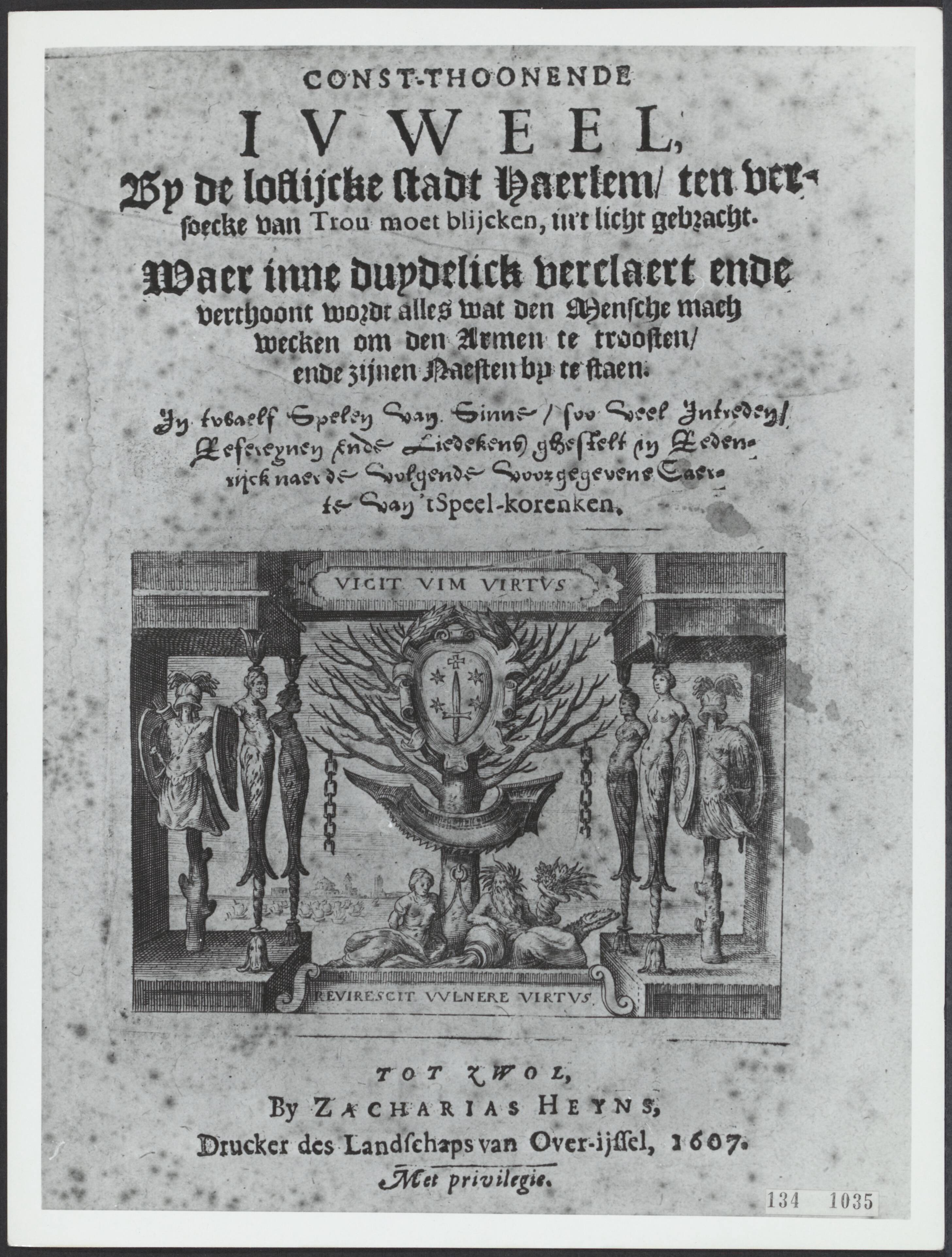 Fotocollectie Rijksvoorlichtingsdienst Eigen — Titelblad van "Const-Thoonende Juweel By de Loflijcke stadt Haerlem", gedrukt door Zacharias Heyns te Zwolle — Foto: Dienst Gemeentewerken Rotterdam. Licentie: Set B: Rechtenvrij / Publiek Domein. Bron: Nationaal Archief. http://hdl.handle.net/10648/af5e5c56-d0b4-102d-bcf8-003048976d84