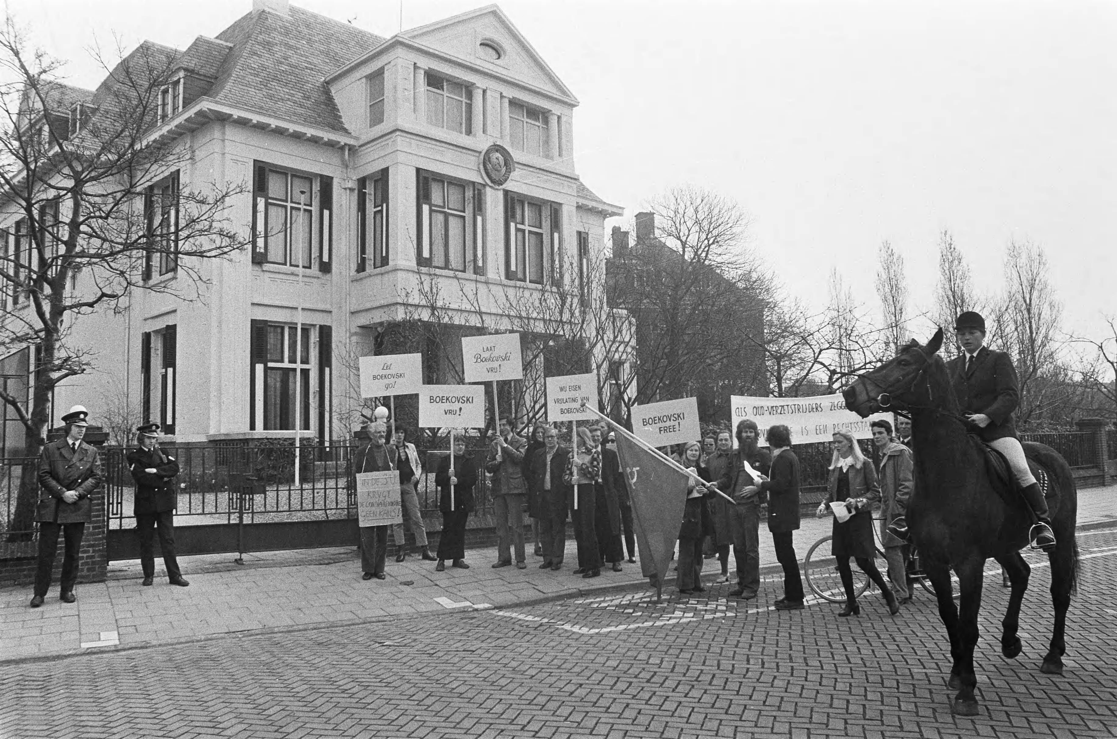 Fotocollectie Anefo — Demonstratie voor Boekorski voor Russische ambassade in Den Haag , demonstranten voor ambassade en renpaard Boekorski — Foto: Peters, Hans / Anefo. Licentie: Set B: Rechtenvrij / Publiek Domein. Bron: Nationaal Archief. http://hdl.handle.net/10648/ac47077a-d0b4-102d-bcf8-003048976d84