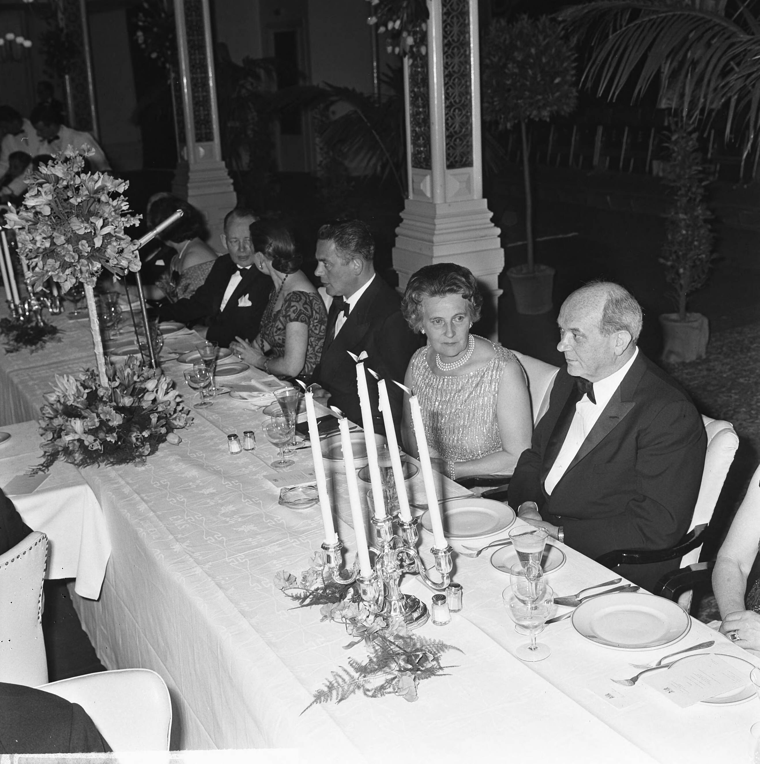 Fotocollectie Anefo — Regeringsdiner voor NATO conferentie in het Kurhaus te Scheveningen, minister-president Marijnen aan tafel, geflankeerd door secretaris-generaal D.U. Stikker (links) en de Amerikaanse minister van Buitenlandse Zaken, Dean Rusk — Foto: Koch, Eric / Anefo. Licentie: Set B: Rechtenvrij / Publiek Domein. Bron: Nationaal Archief. http://hdl.handle.net/10648/aa6915ec-d0b4-102d-bcf8-003048976d84