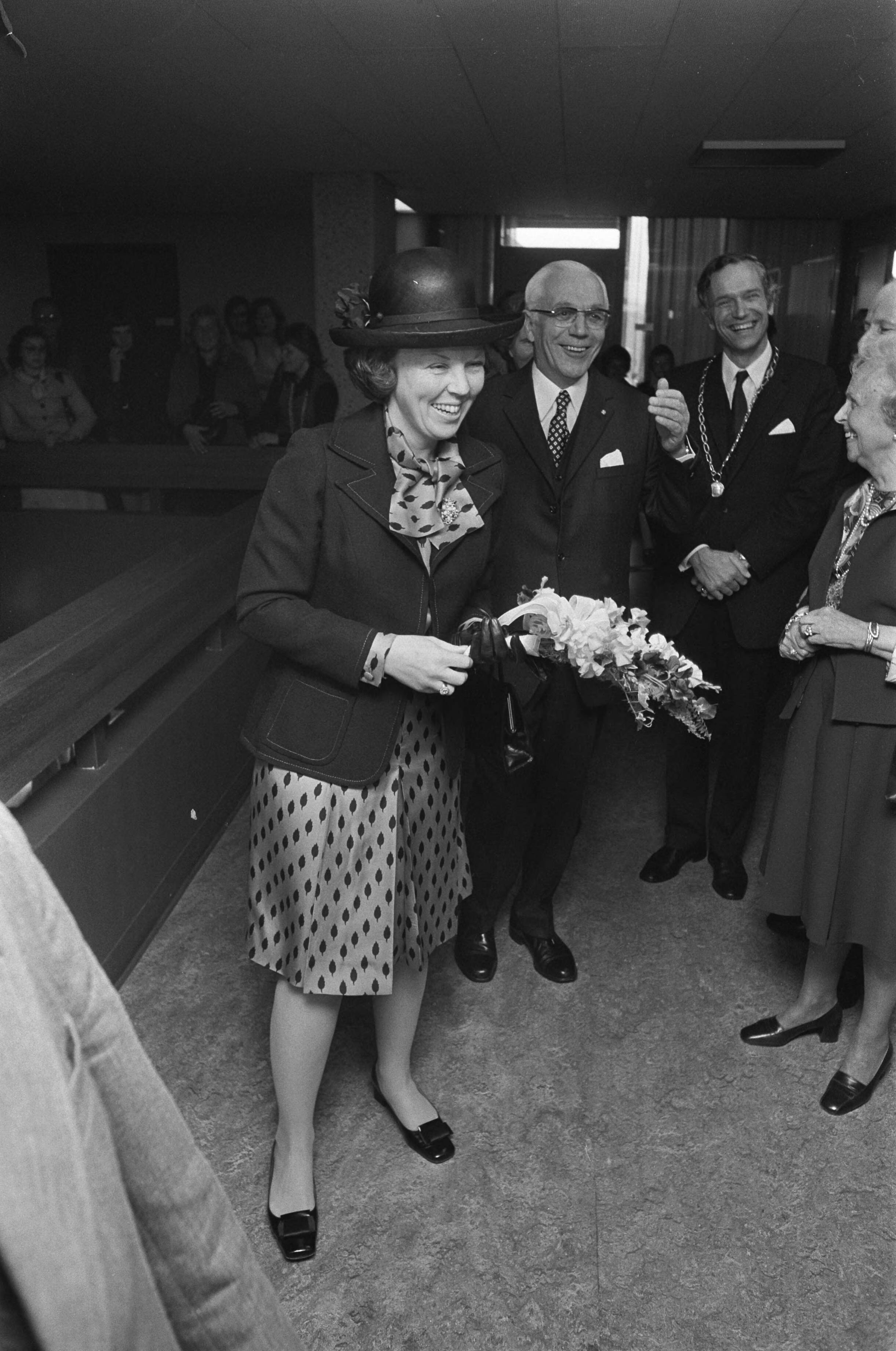 Beatrix opent nieuw Diaconessenziekenhuis in Heemstede — Beatrix tijdens rondgang — Foto: Fotograaf Onbekend / Anefo. Licentie: Set B: Rechtenvrij / Publiek Domein. Bron: Nationaal Archief. http://hdl.handle.net/10648/ac4ab604-d0b4-102d-bcf8-003048976d84