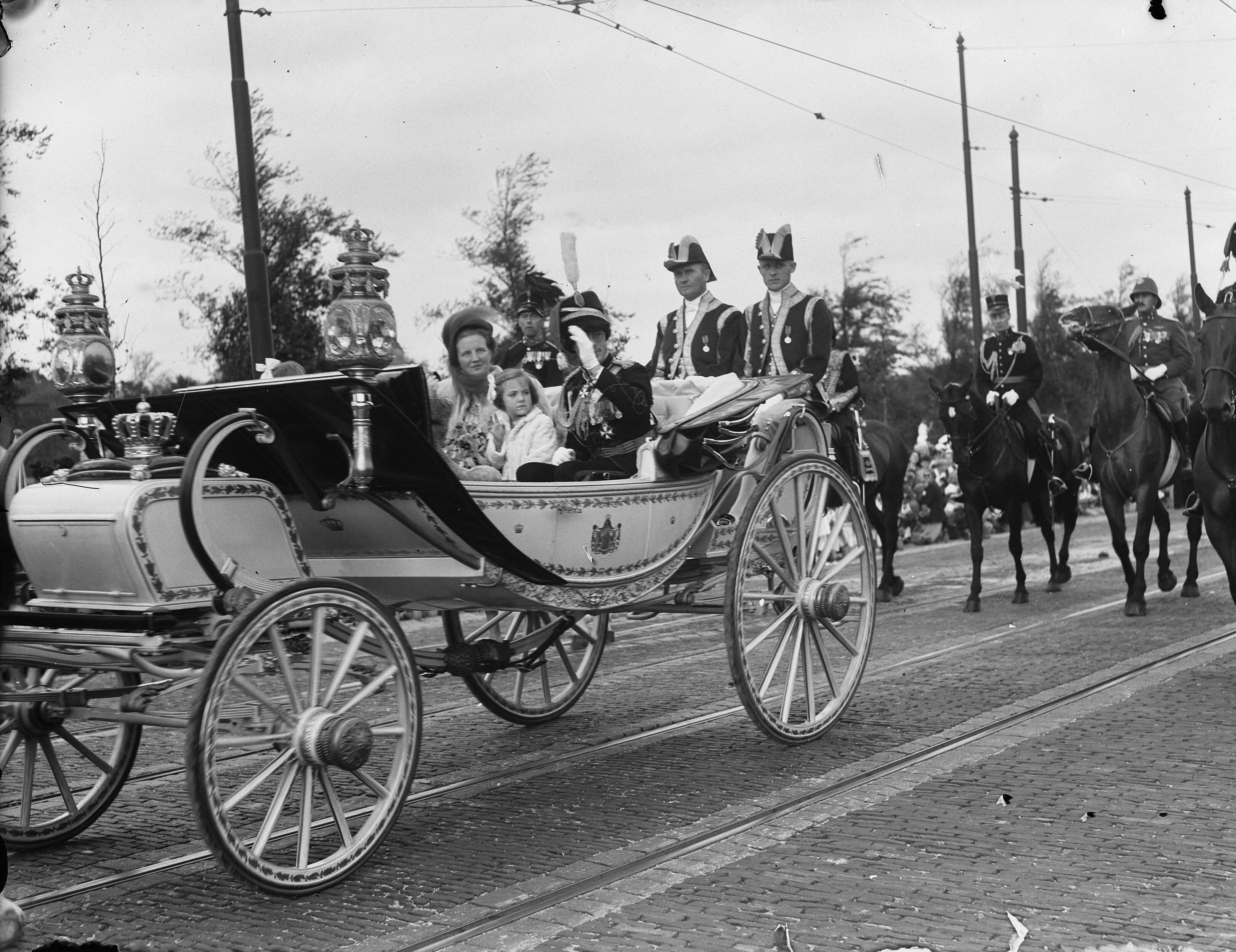 Intocht van koningin Juliana in Den Haag (1948) — Intocht Koningin Juliana in Den Haag. Koninklijke Familie in caliche — Foto: Steenkamp, […] / Anefo. Licentie: Set B: Rechtenvrij / Publiek Domein. Bron: Nationaal Archief. http://hdl.handle.net/10648/a8bd343a-d0b4-102d-bcf8-003048976d84