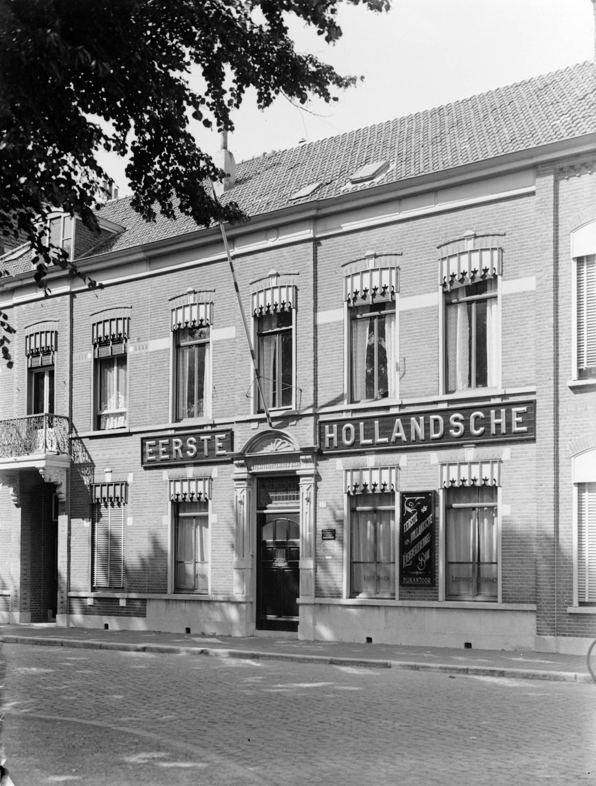 Reportage Eerste Hollandsche Levensverzekerings Bank te Amsterdam — Gevel van een bijkantoor van de Eerste Hollandsche Levensverzekerings Bank in Breda — Foto: Poll, Willem van de. Licentie: Set B: Rechtenvrij / Publiek Domein. Bron: Nationaal Archief. http://hdl.handle.net/10648/ae9c7938-d0b4-102d-bcf8-003048976d84