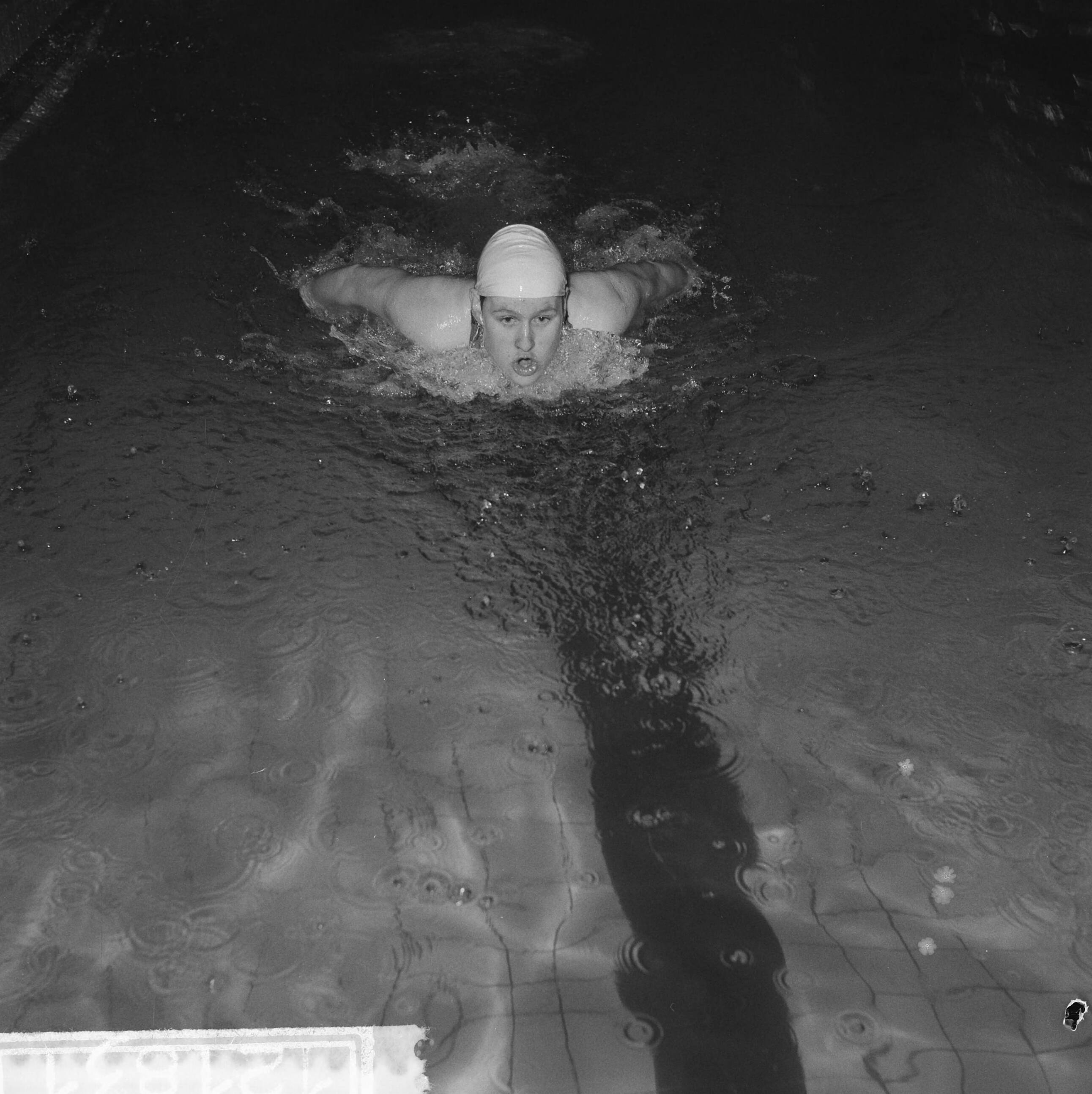 Fotocollectie Anefo — Recordpoging van de 16-jarige zwemster Marianne Heemskerk op de 400 meter wisselslag — Foto: Nijs, Jac. de / Anefo. Licentie: Set B: Rechtenvrij / Publiek Domein. Bron: Nationaal Archief. http://hdl.handle.net/10648/a9cbf492-d0b4-102d-bcf8-003048976d84