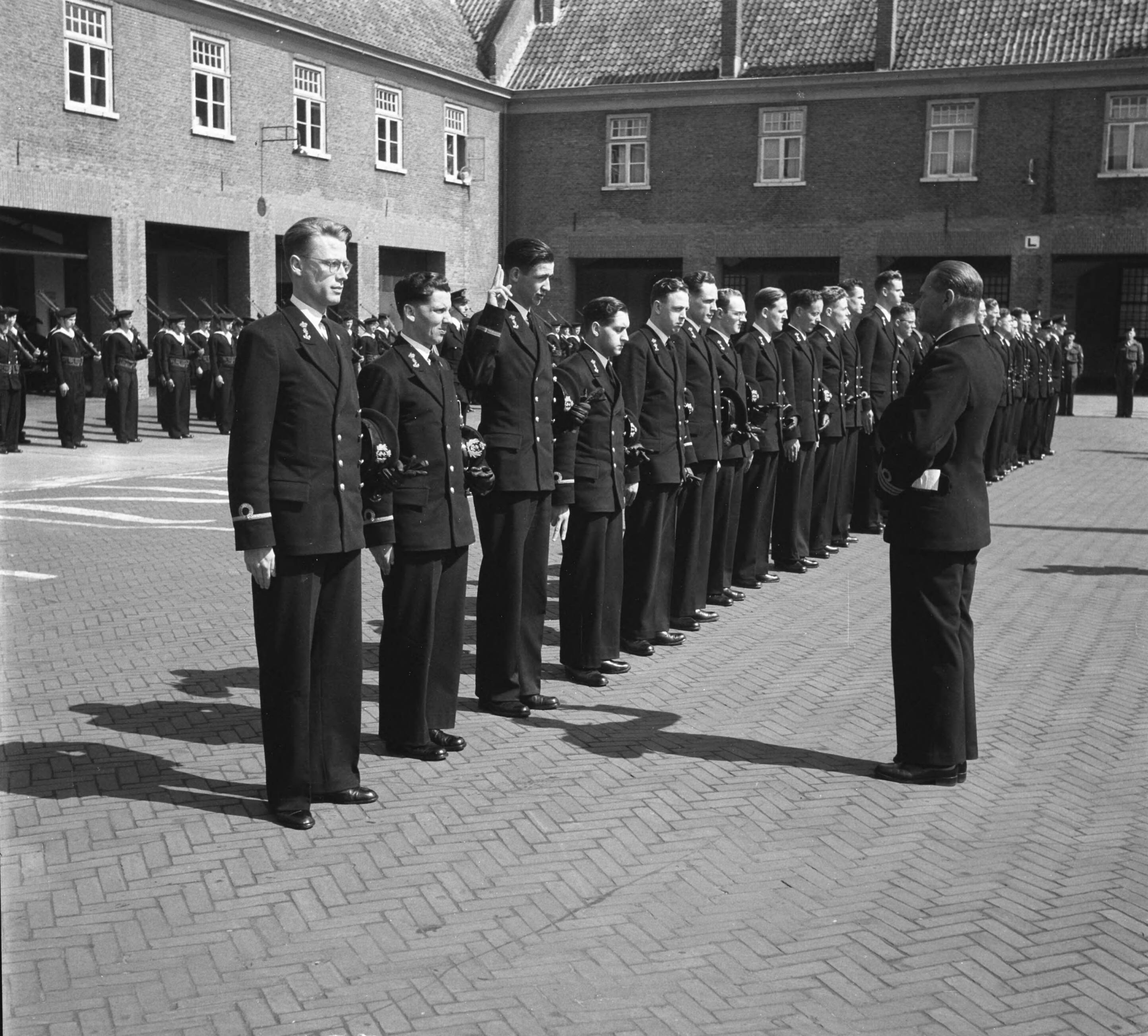 Beëdiging Marine-officieren Den Haag — Foto: Noske, J.D. / Anefo. — Licentie: Set B: Rechtenvrij / Publiek Domein. Bron: Nationaal Archief. http://hdl.handle.net/10648/a8f89782-d0b4-102d-bcf8-003048976d84