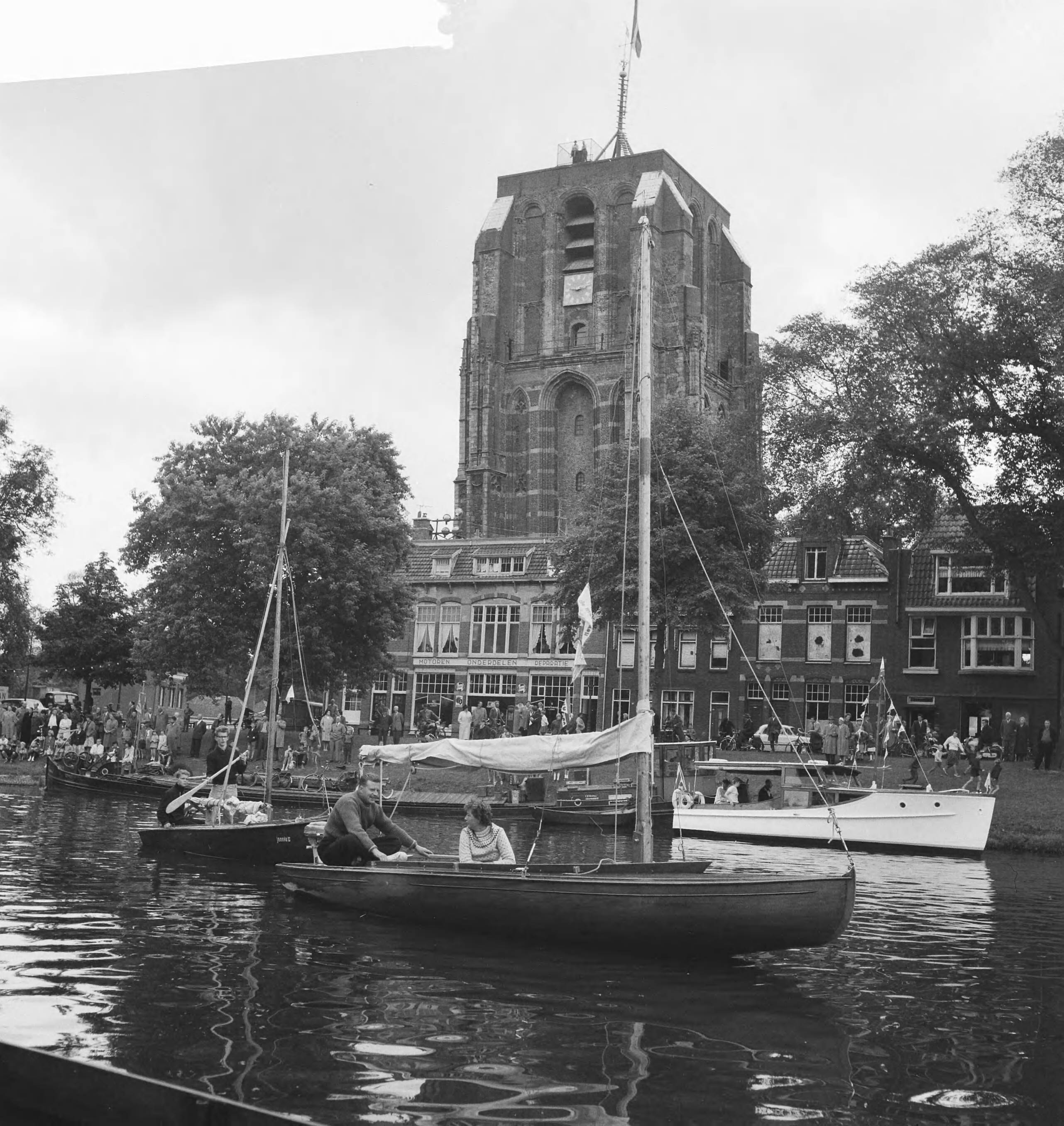 Fotocollectie Anefo — Elfstedentocht per zeilboot. Vertrek vanuit Leeuwarden — Foto: Koch, Eric / Anefo. Licentie: Set B: Rechtenvrij / Publiek Domein. Bron: Nationaal Archief. http://hdl.handle.net/10648/a9dd57e6-d0b4-102d-bcf8-003048976d84
